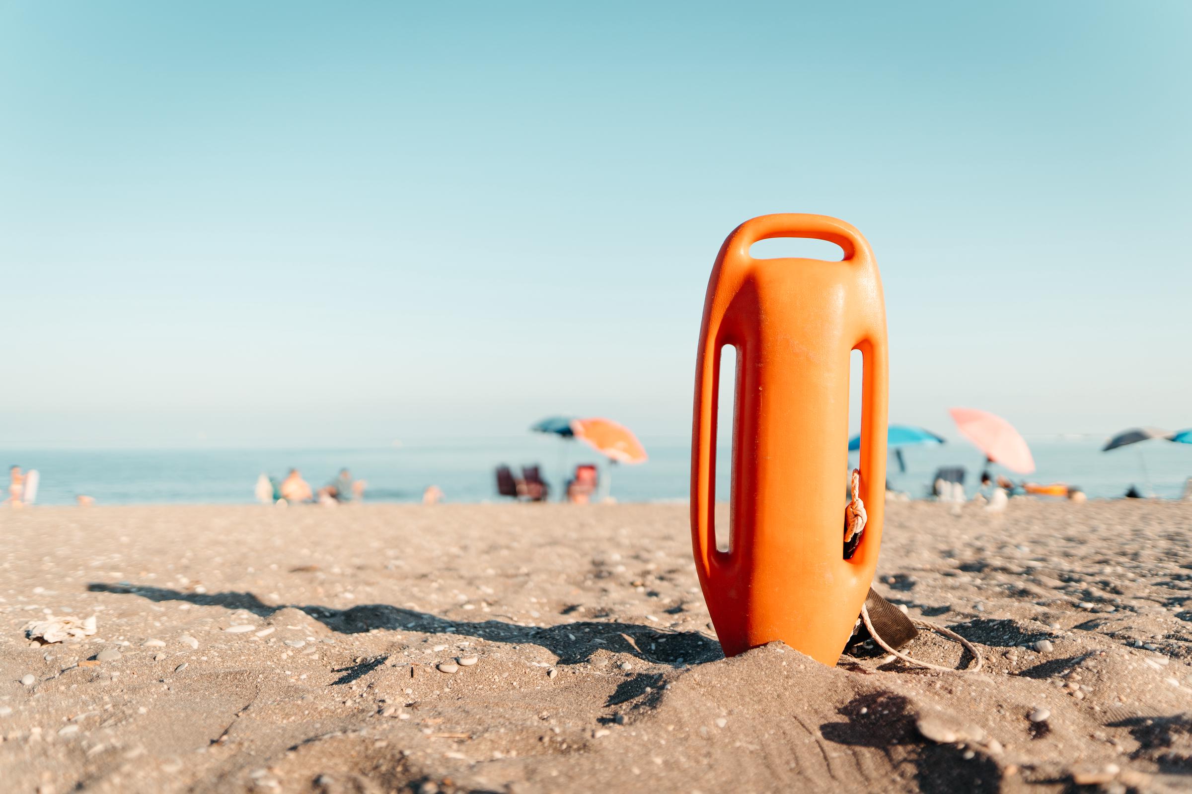 Bouée de sauveteur posée sur le sable à la plage I Photo d’illustration I Source : Getty Images
