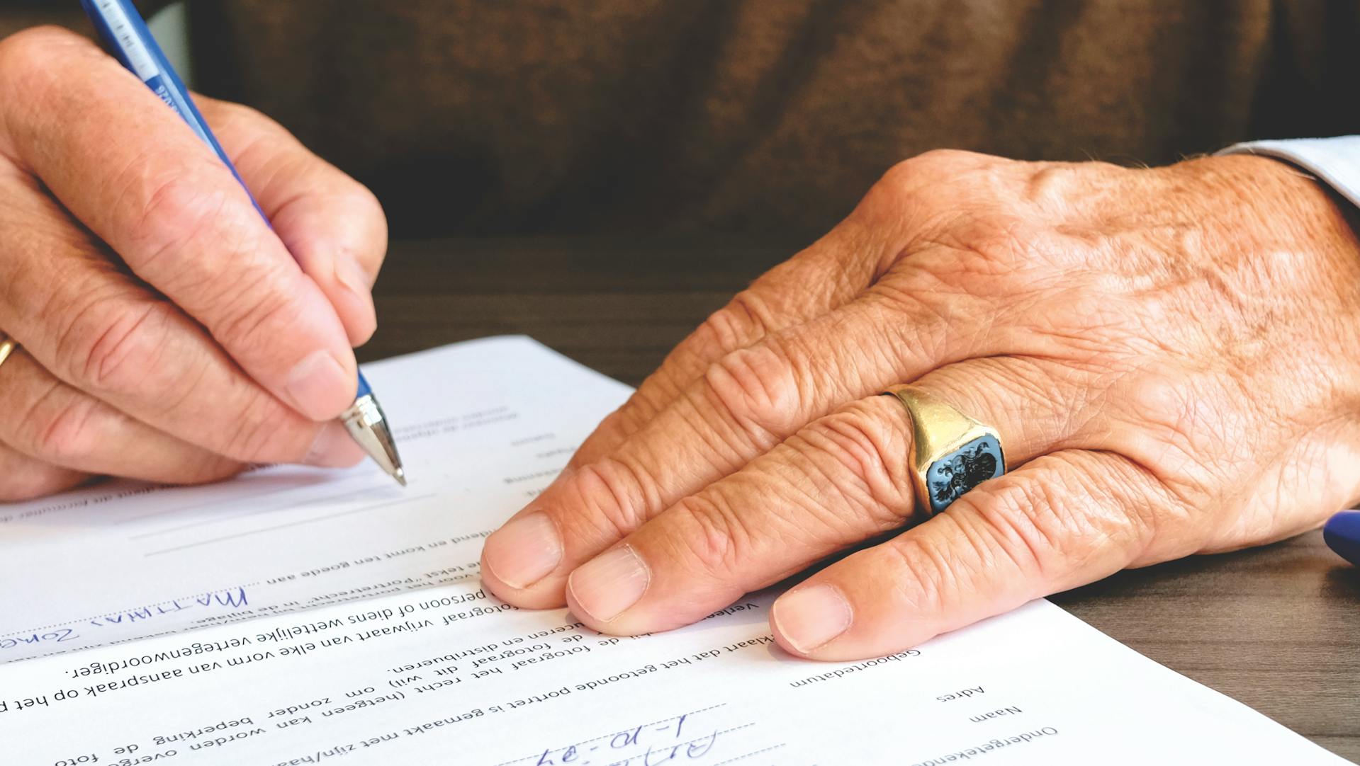 Gros plan sur une personne qui signe un document | Source : Pexels
