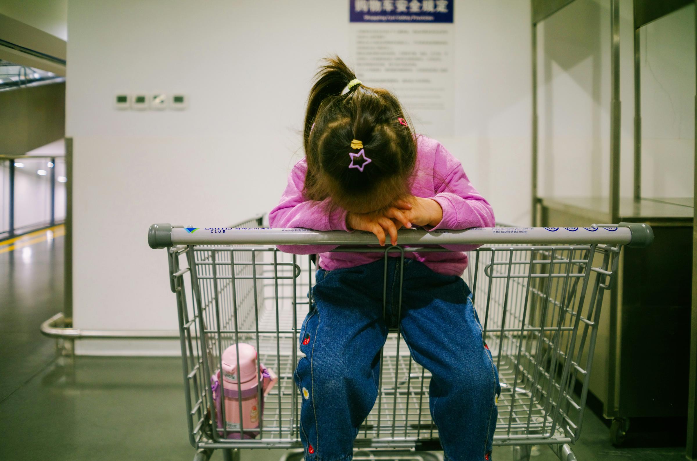 Une petite fille qui pleure dans un caddie | Source : Unsplash
