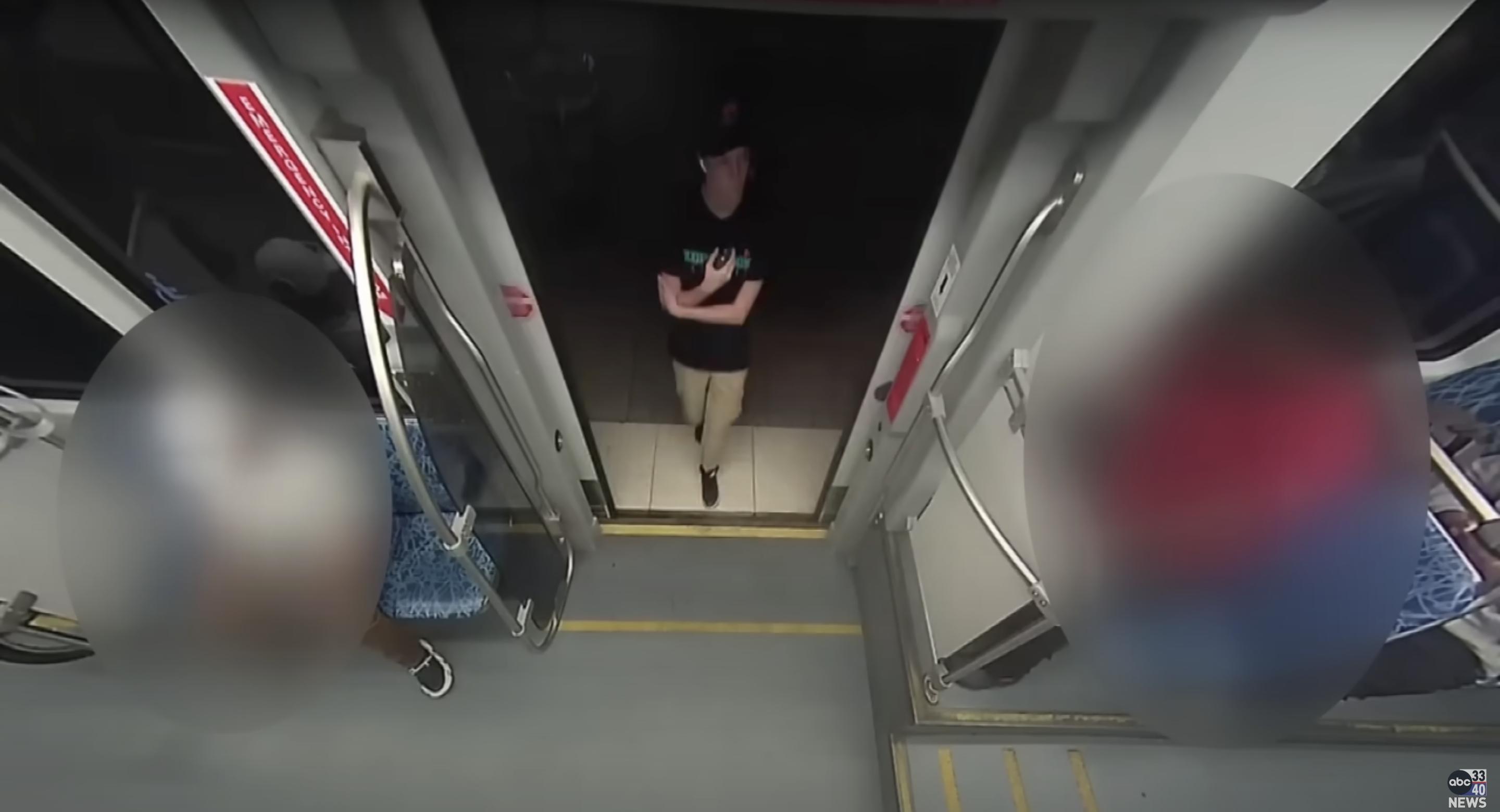 Surveillance video shows Iryna Une vidéo de surveillance montre Iryna Zarutska montant dans le tram quelques instants avant son agression, publiée le 9 septembre 2025 | Source : YouTube/abc3340