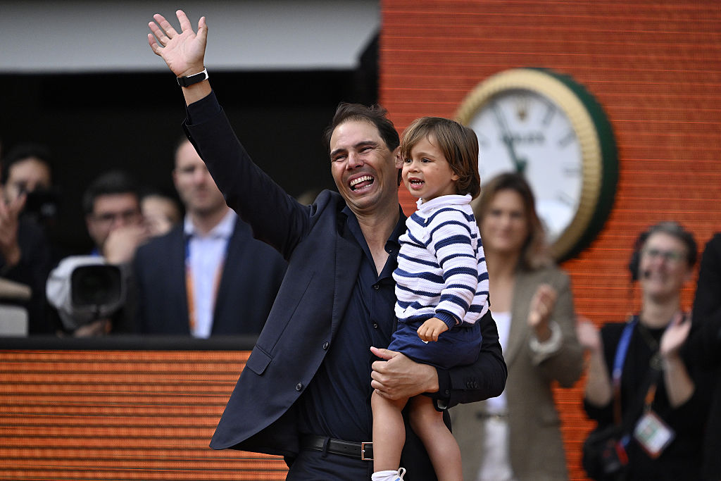 PARIS, FRANCE - 25 MAI : La légende du tennis espagnol Rafael Nadal est en compagnie de son fils Rafael Nadal Perello lors d'une cérémonie d'hommage organisée en son honneur le premier jour du tournoi du Grand Chelem de Roland Garros à Paris, France, le 25 mai 2025. (Photo par Burak Akbulut/Anadolu via Getty Images)