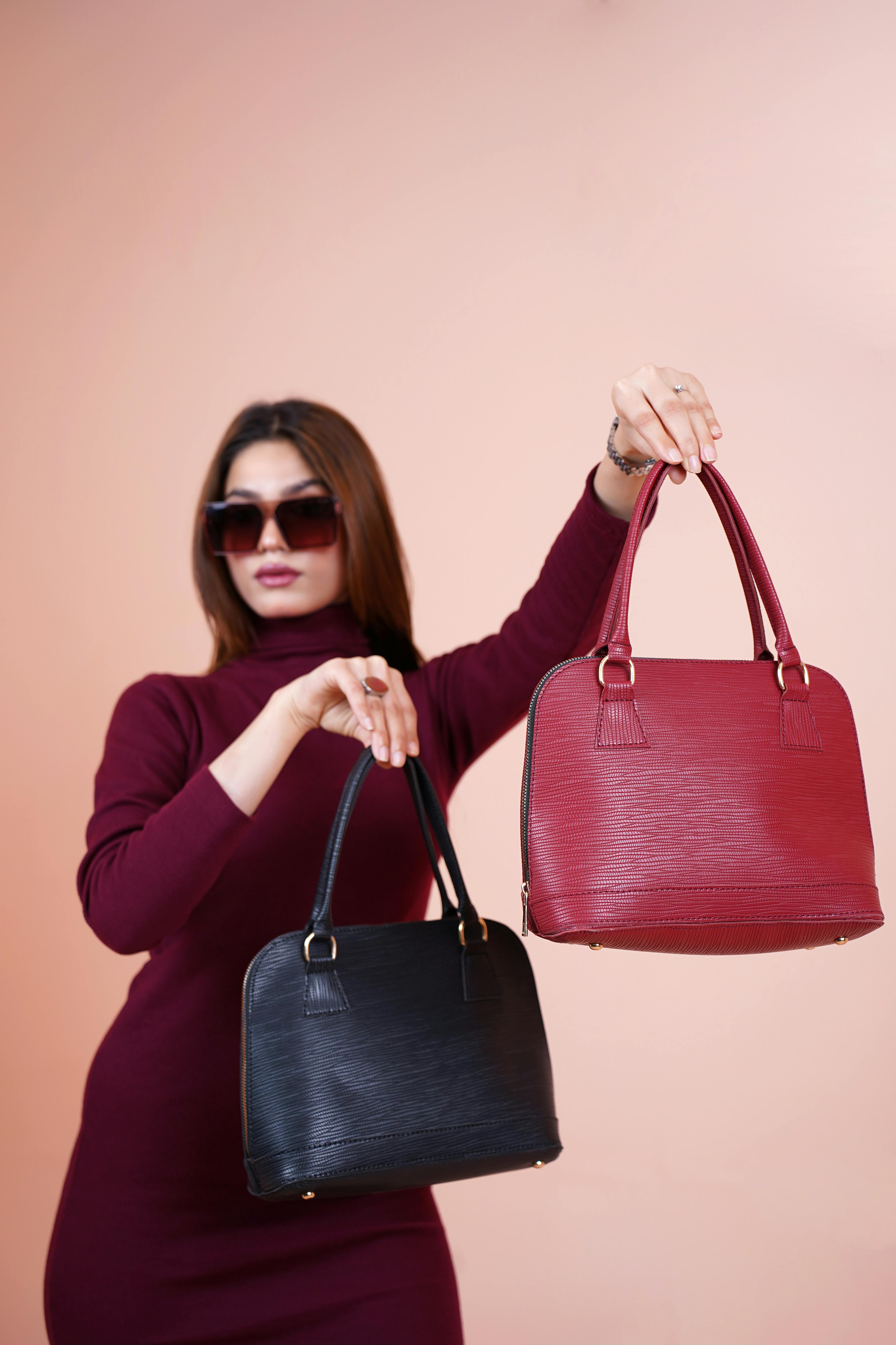 Une femme qui montre ses sacs de marque | Source : Pexels