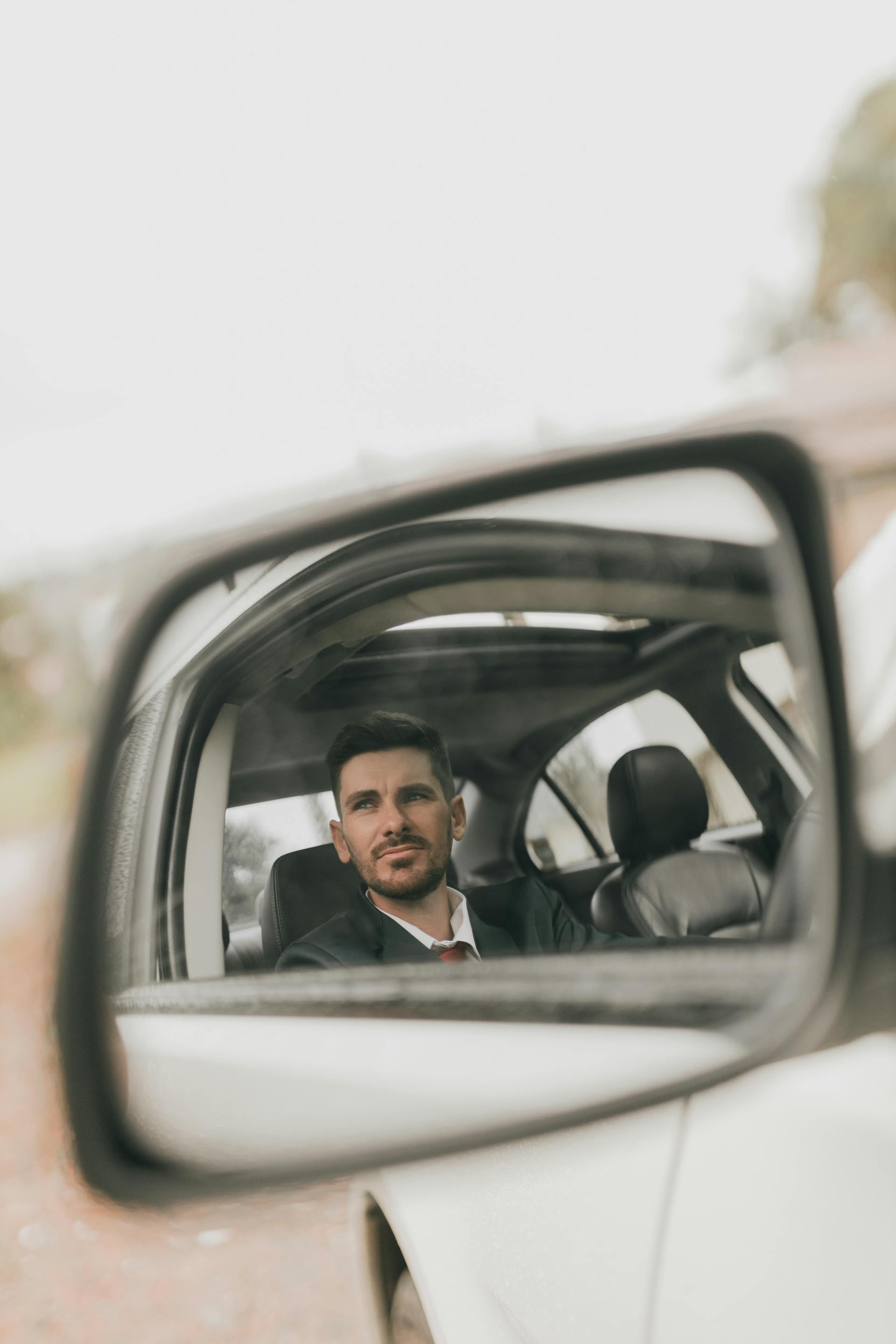 Un homme plongé dans ses pensées | Source : Pexels