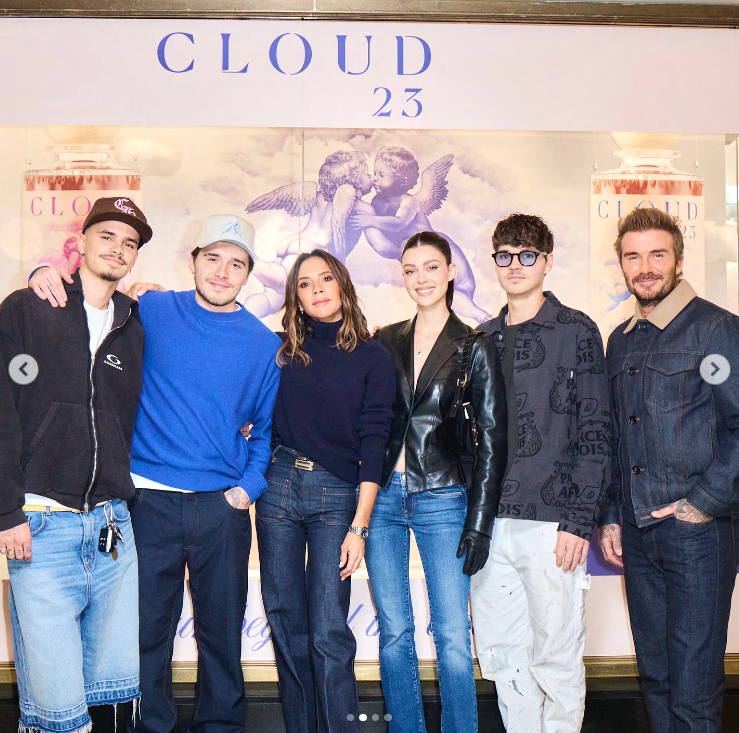 Brooklyn Beckham et Nicola Peltz, avec Victoria et David Beckham, et d'autres personnes lors du lancement de Cloud23 le 4 octobre 2024 | Source : Instagram/davidbeckham
