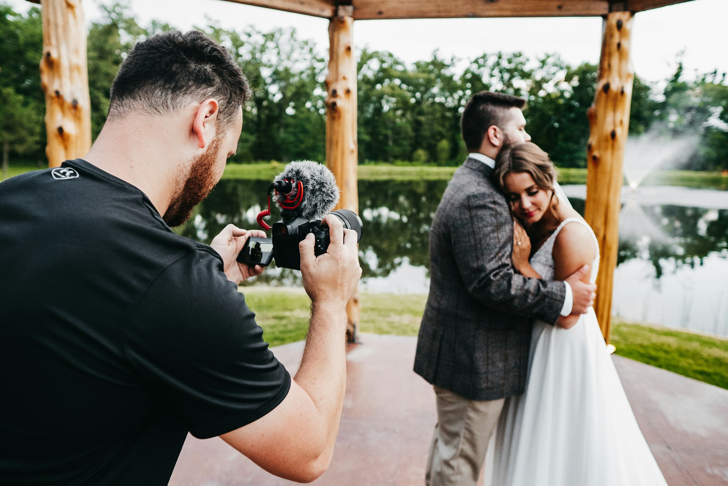Un homme cliquant sur la photo d'une mariée et d'un marié | Source : Unsplash