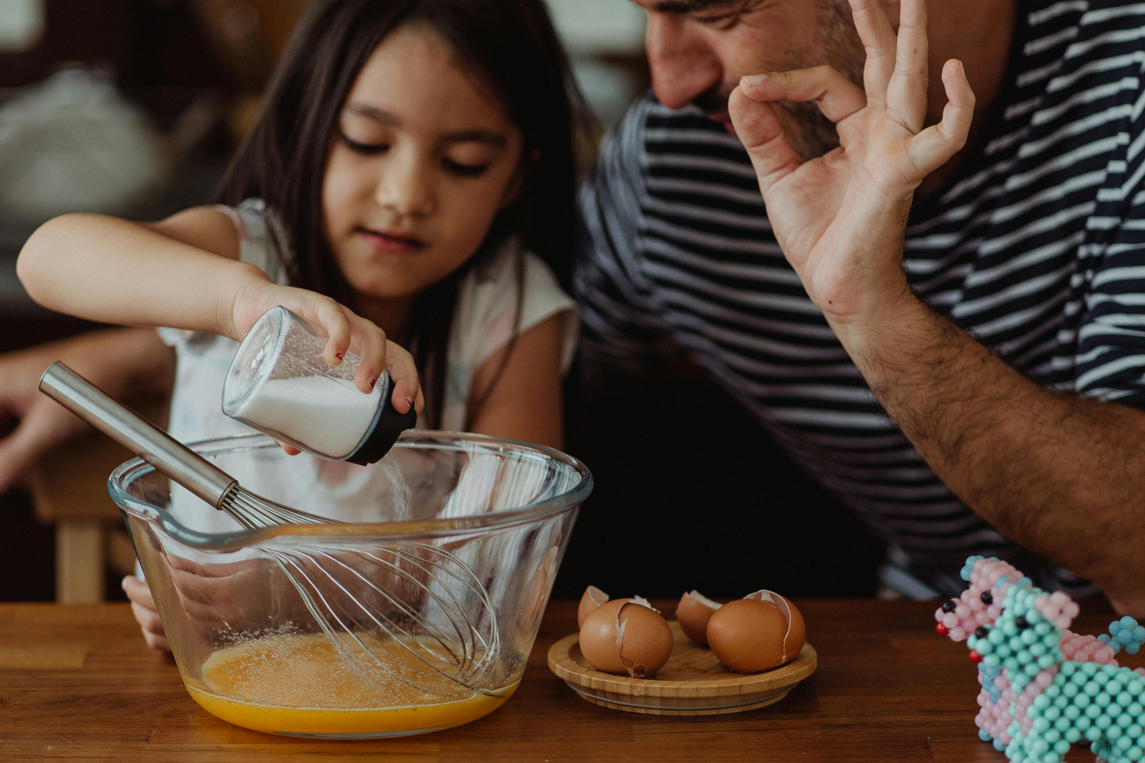 Un père et sa fille qui cuisinent ensemble | Source : Pexels
