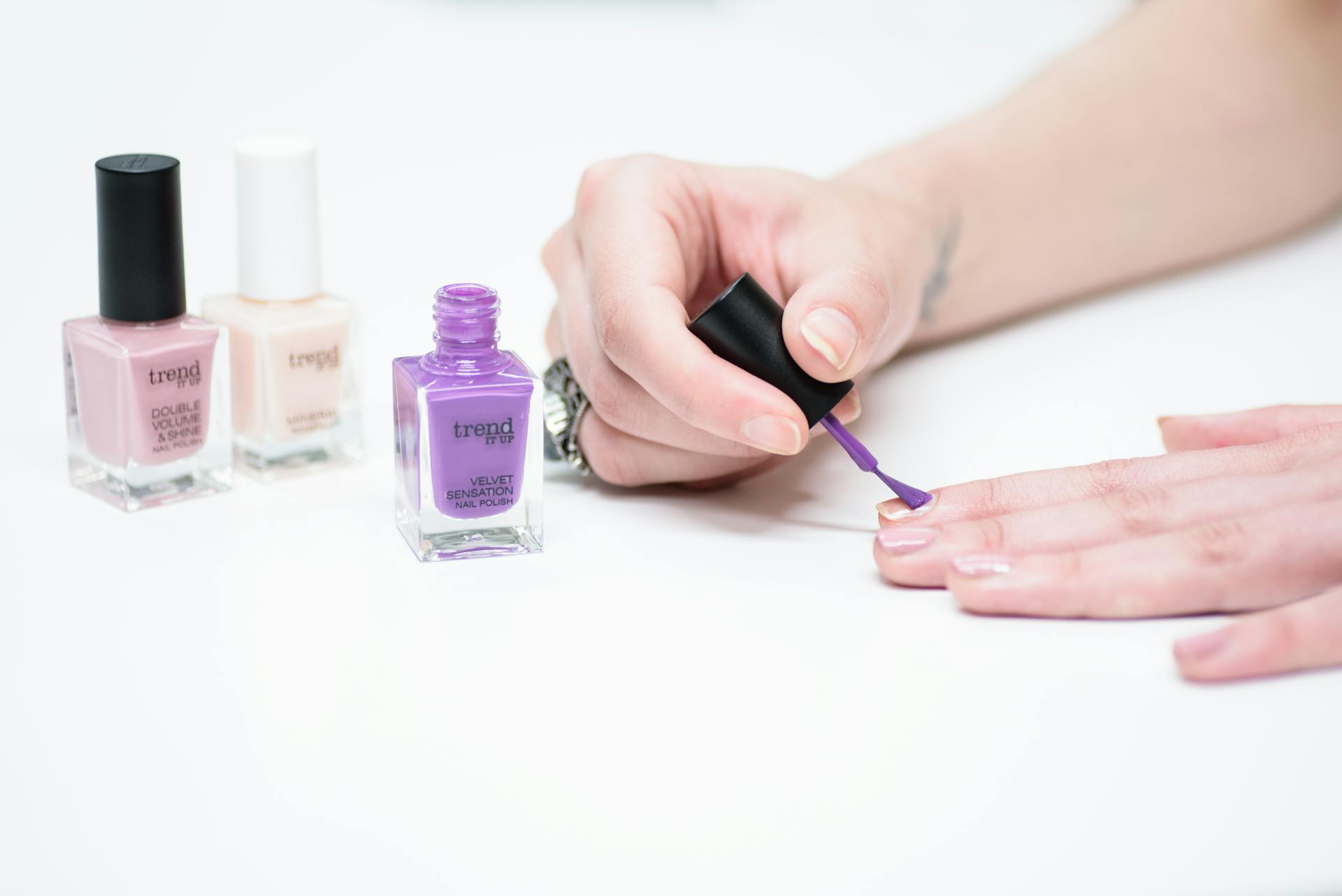 Une personne qui applique du vernis à ongles | Source : Pexels