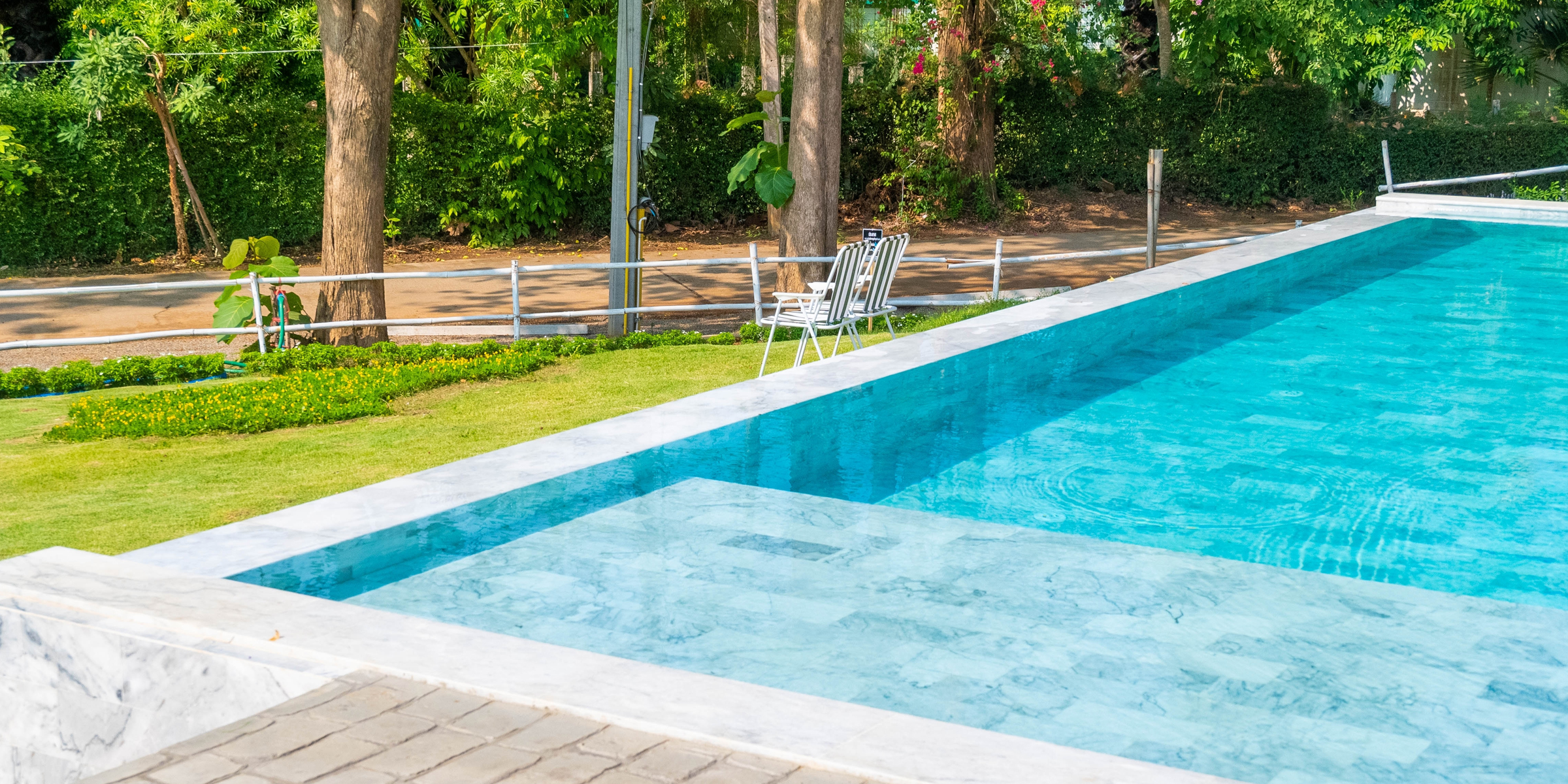 Une grande piscine | Source : Shutterstock
