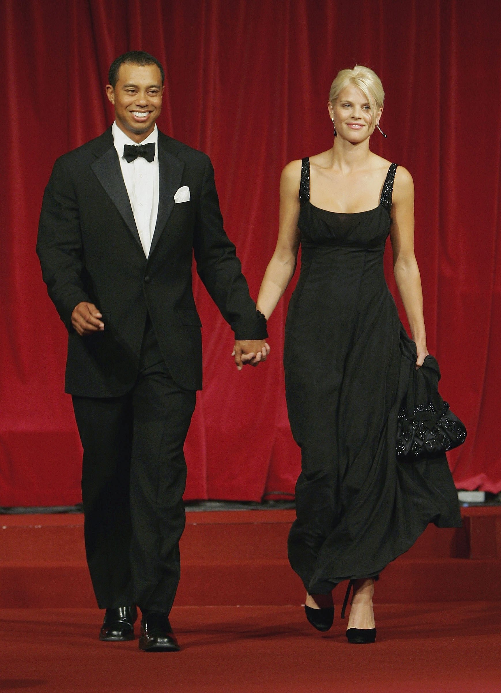 Tiger Woods et Elin Nordegren descendent le podium lors du dîner de gala de la Ryder Cup le 20 septembre 2006 | Source : Getty Images