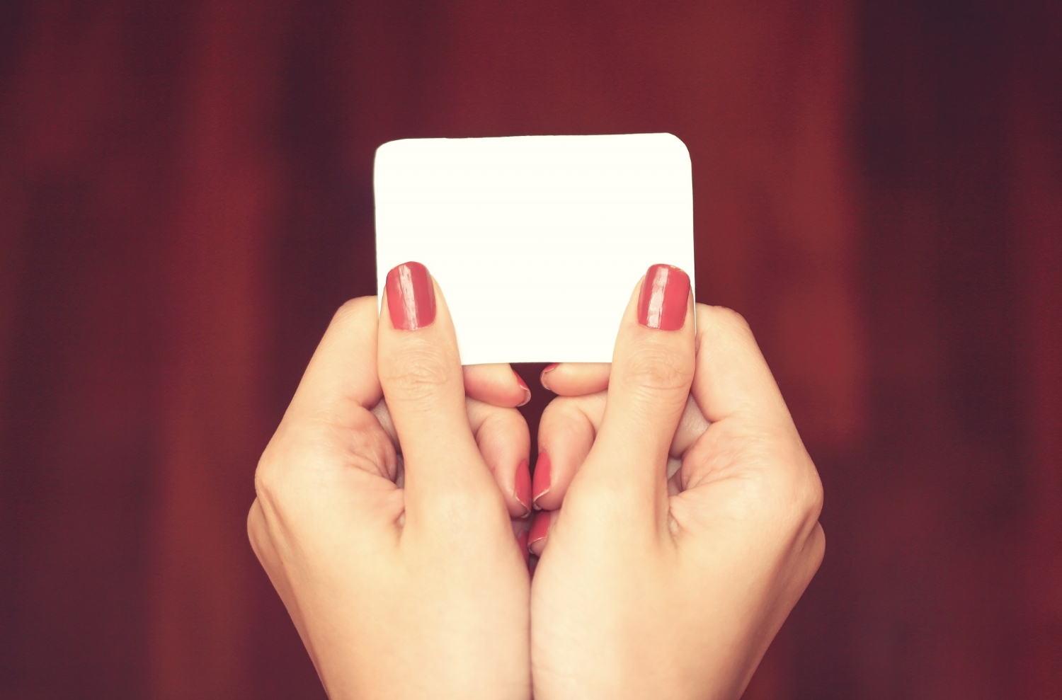 Gros plan sur une femme tenant un morceau de papier blanc ordinaire | Source : Freepik