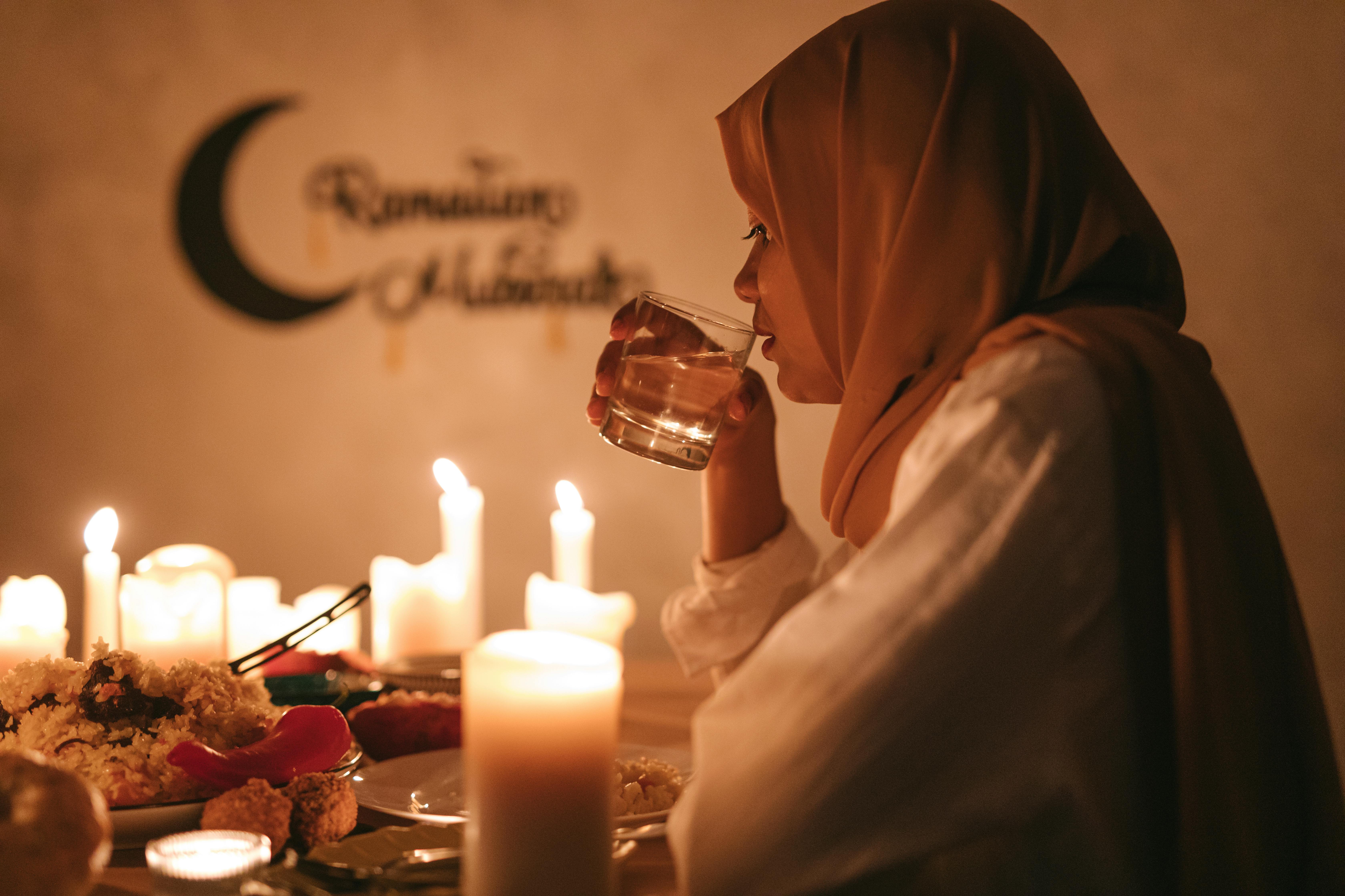 Une femme qui boit de l'eau | Source : Pexels