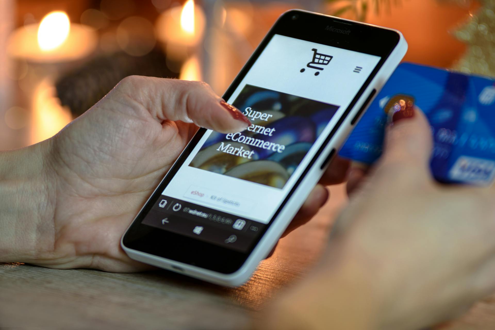 Une femme tenant un téléphone et une carte | Source : Pexels