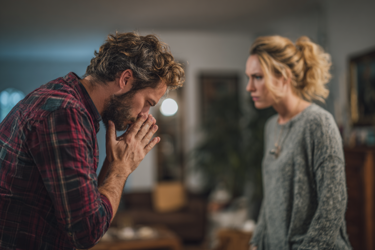 Un homme qui s'excuse parle à une femme en colère | Source : Midjourney