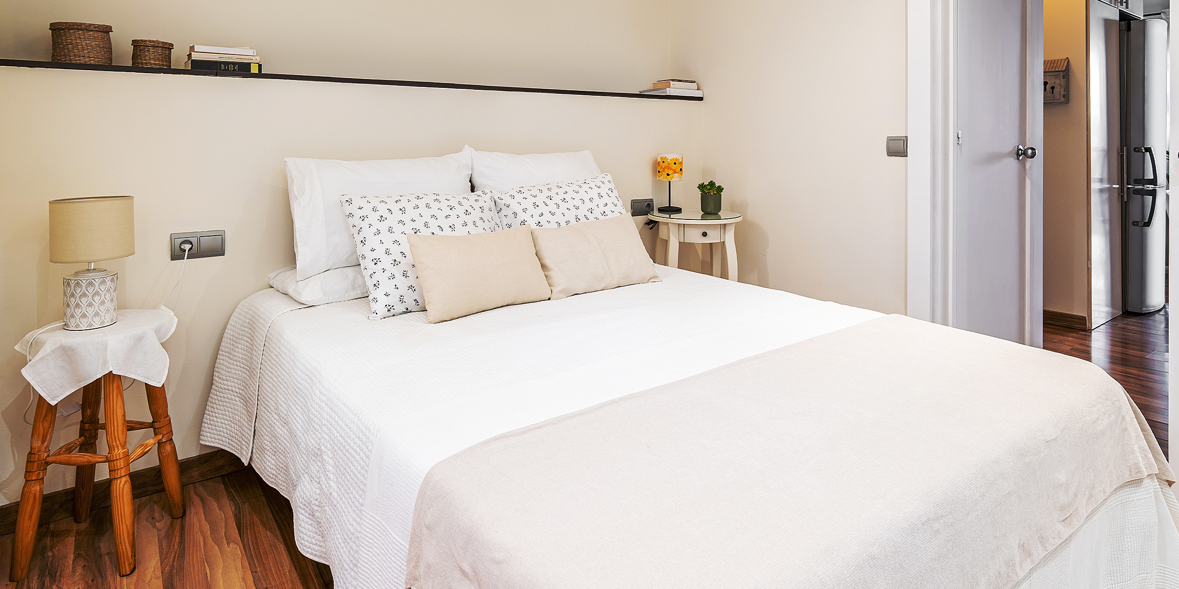 L'intérieur d'une petite chambre à coucher | Source : Shutterstock