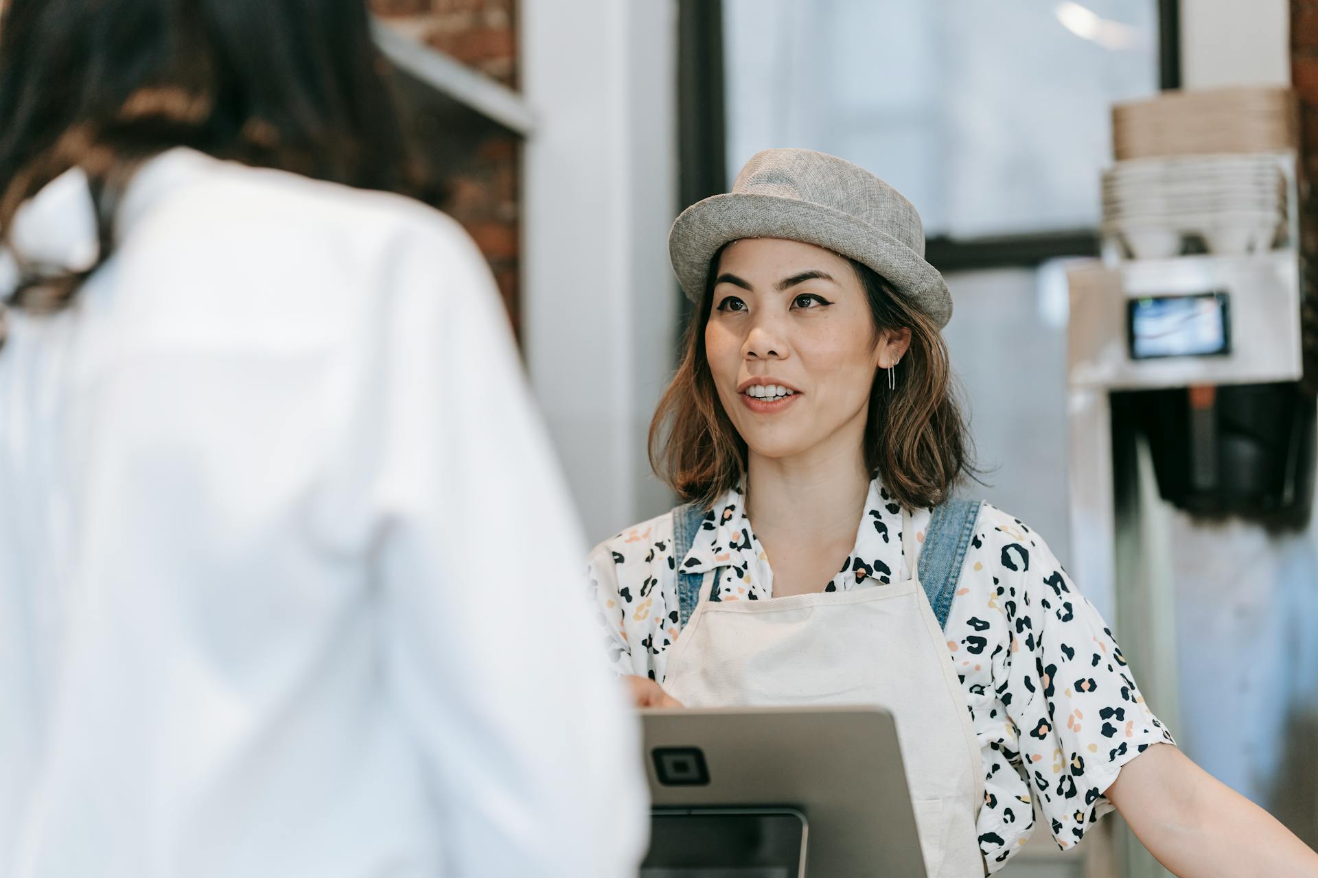 Une caissière discute avec un client | Source : Pexels
