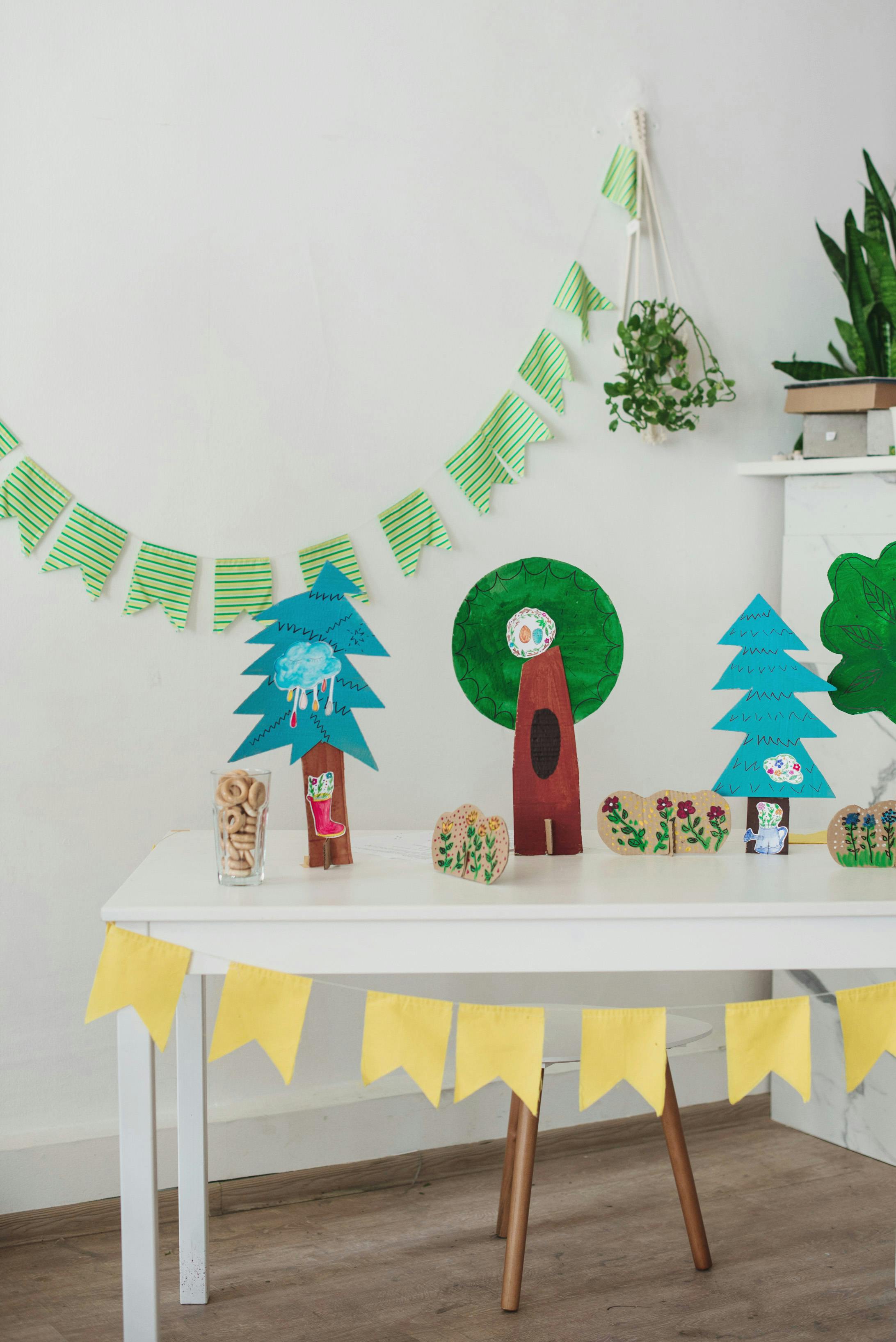 Un mur avec des œuvres d'art d'enfants | Source : Pexels