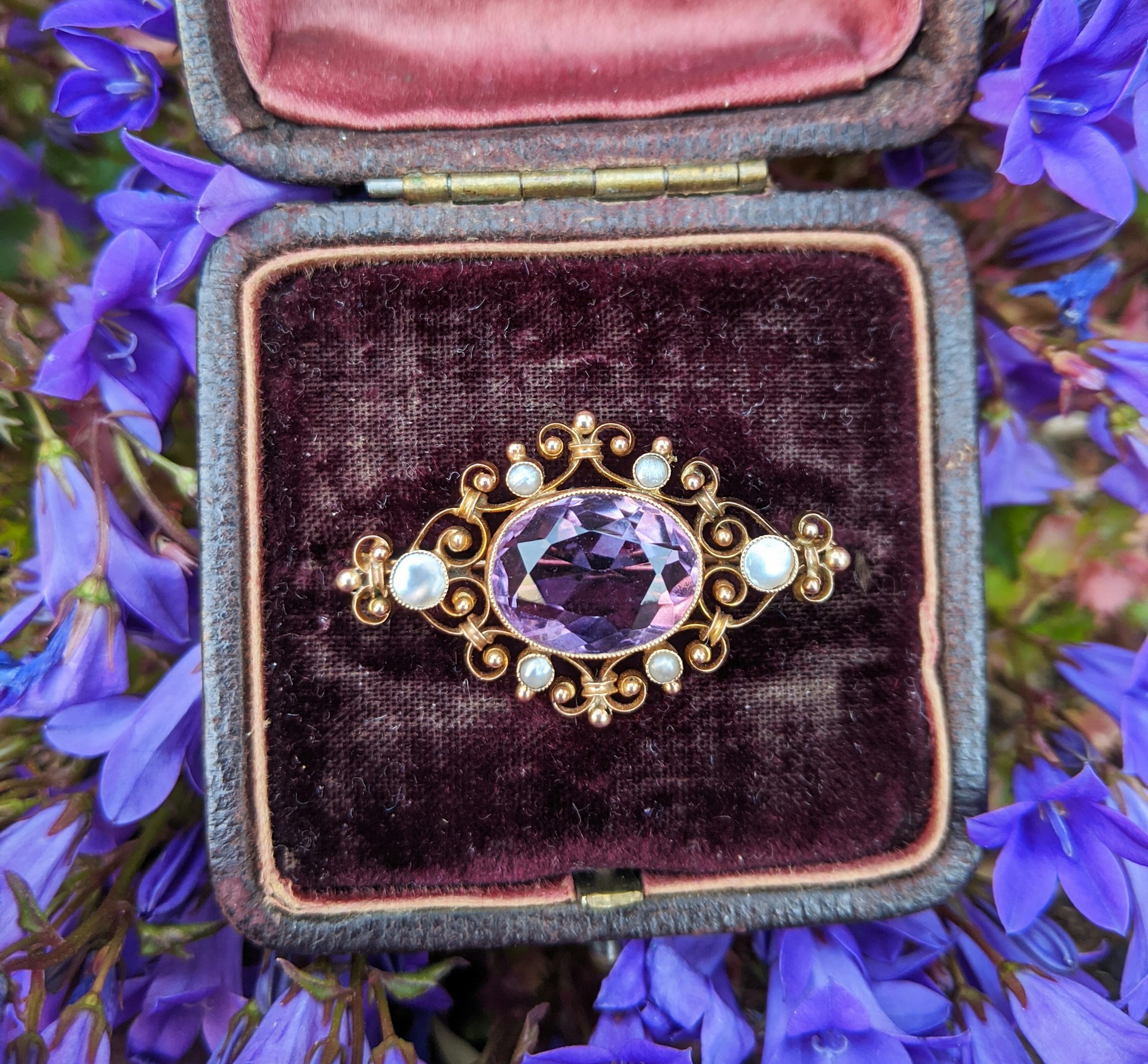 Une broche ancienne dans une boîte à bijoux | Source : Unsplash
