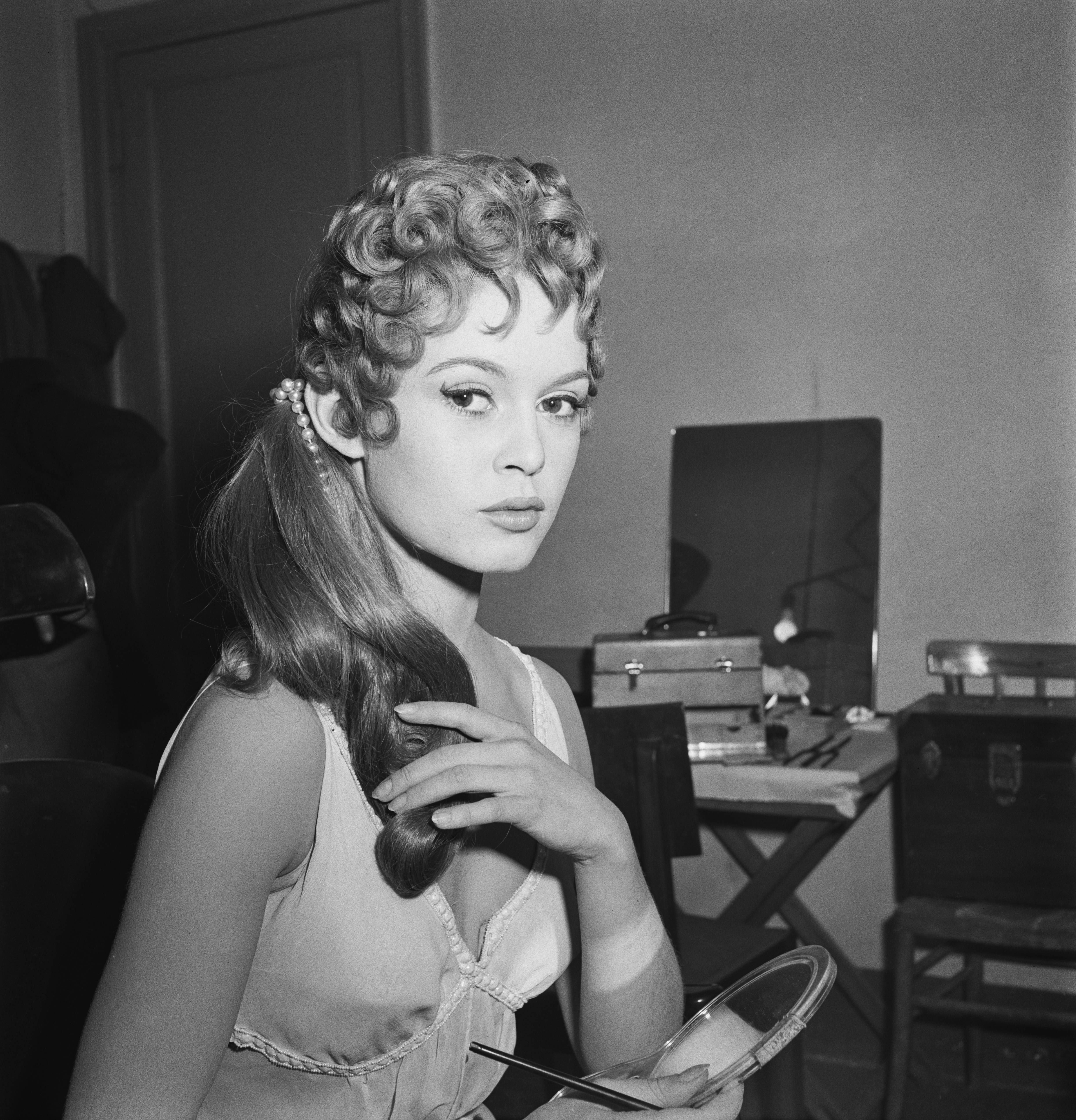 Brigitte Bardot posant pour une photo pendant le tournage du film « Les Week-ends de Néron » à Rome, en Italie, en 1956. | Source : Getty Images