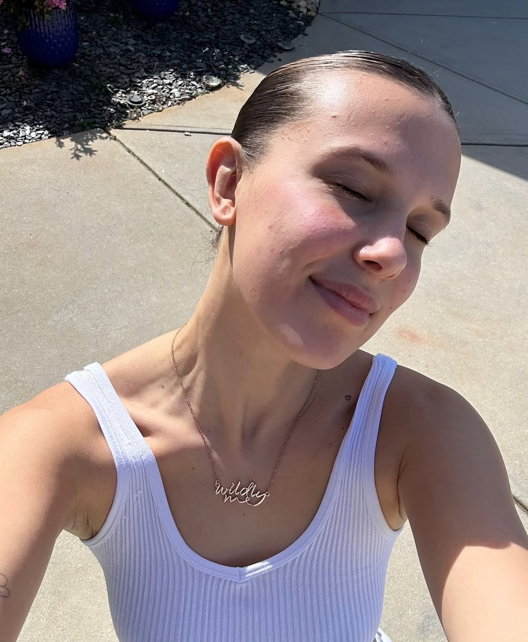 Millie Bobby Brown dans un post daté du 22 décembre 2023 | Source : Instagram/milliebobbybrown