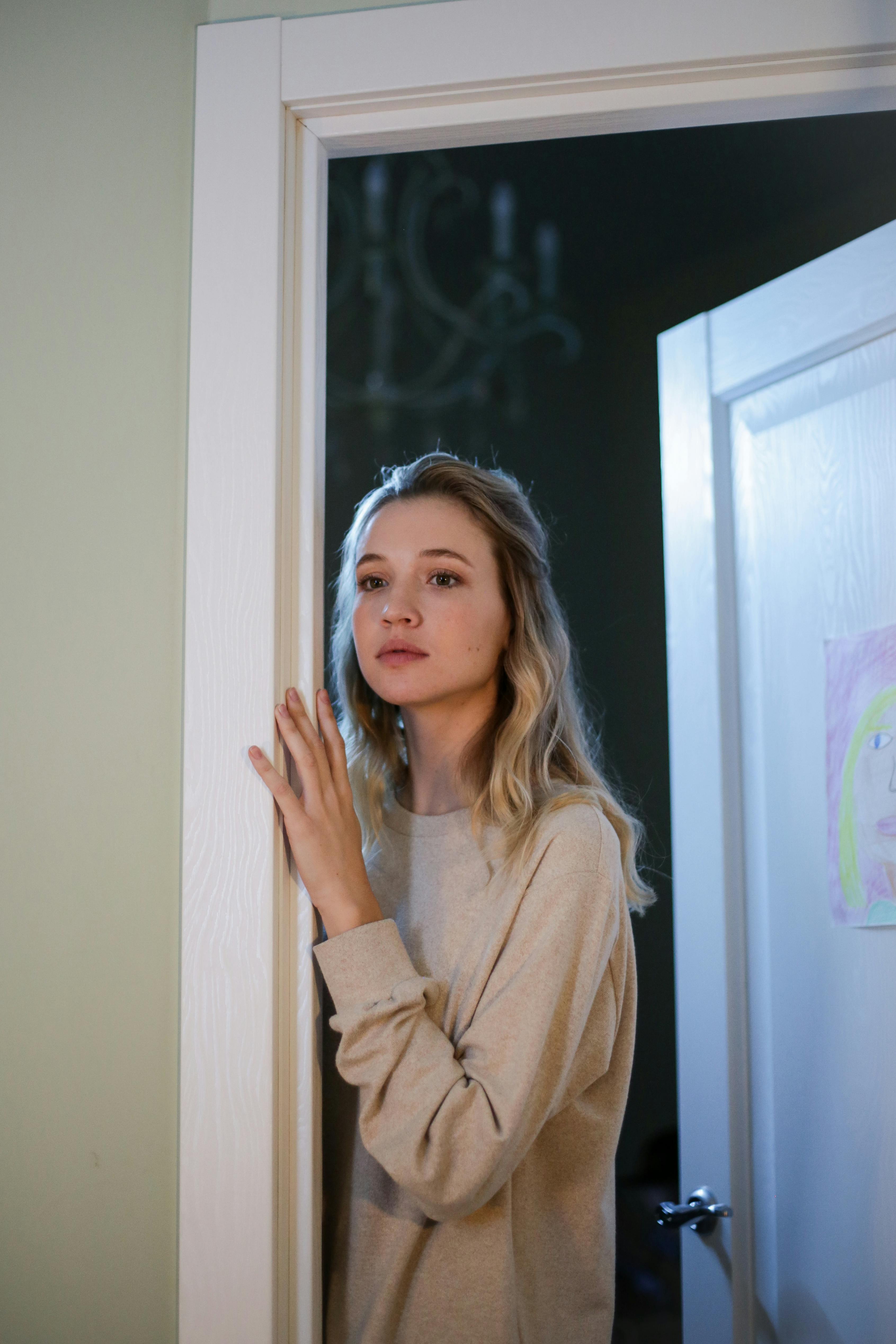 Une femme debout dans l'embrasure d'une porte | Source : Pexels