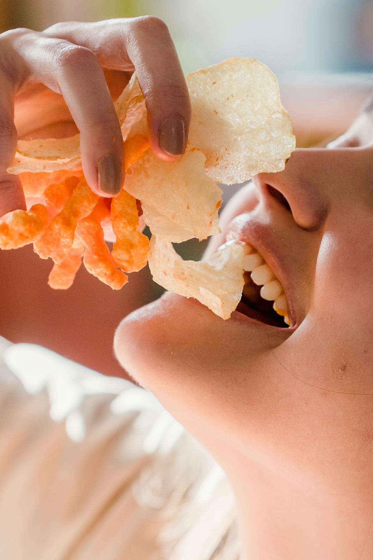 Une femme mangeant des snacks croustillants | Source : Pexels