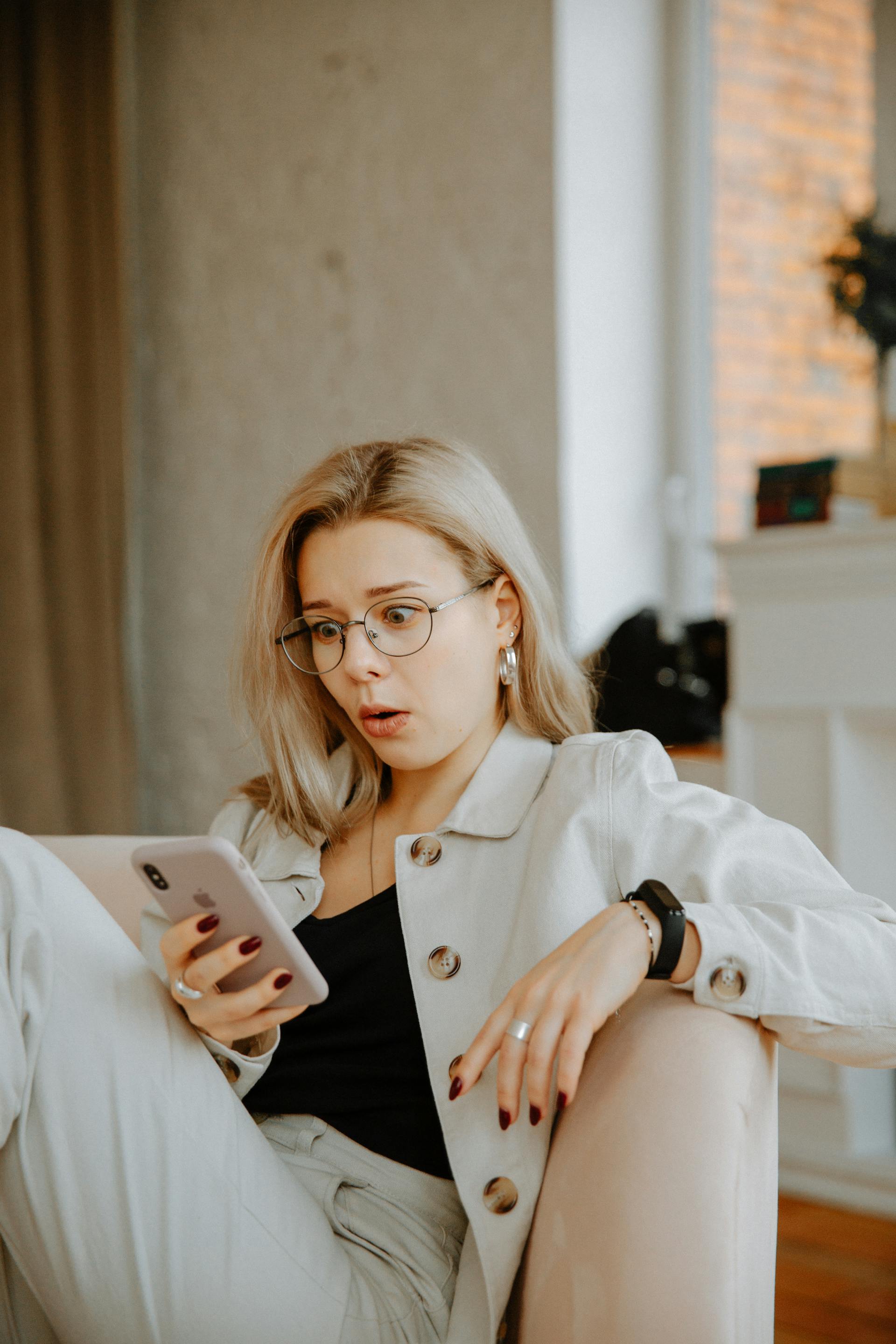 Une femme qui regarde son téléphone en état de choc | Source : Pexels