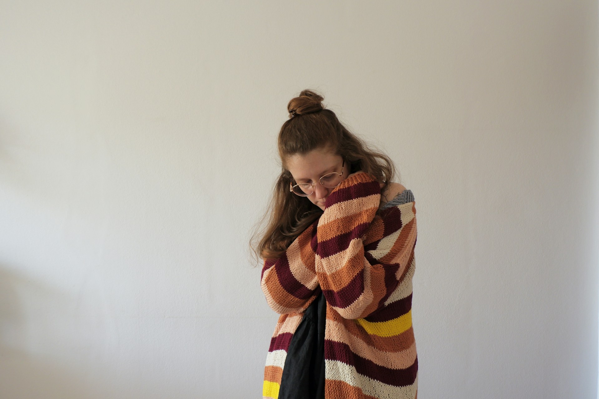 Une femme triste qui se serre dans ses bras | Source : Unsplash