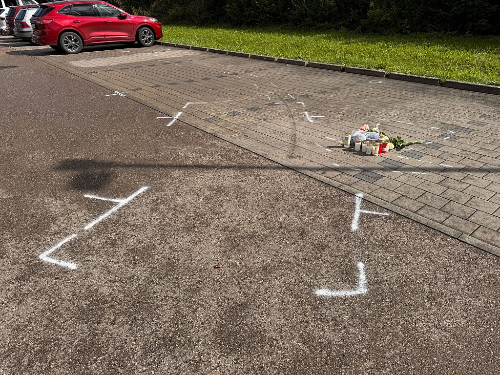 Les gens déposent des fleurs et des bougies sur le lieu de l'incident | Source : Getty Images