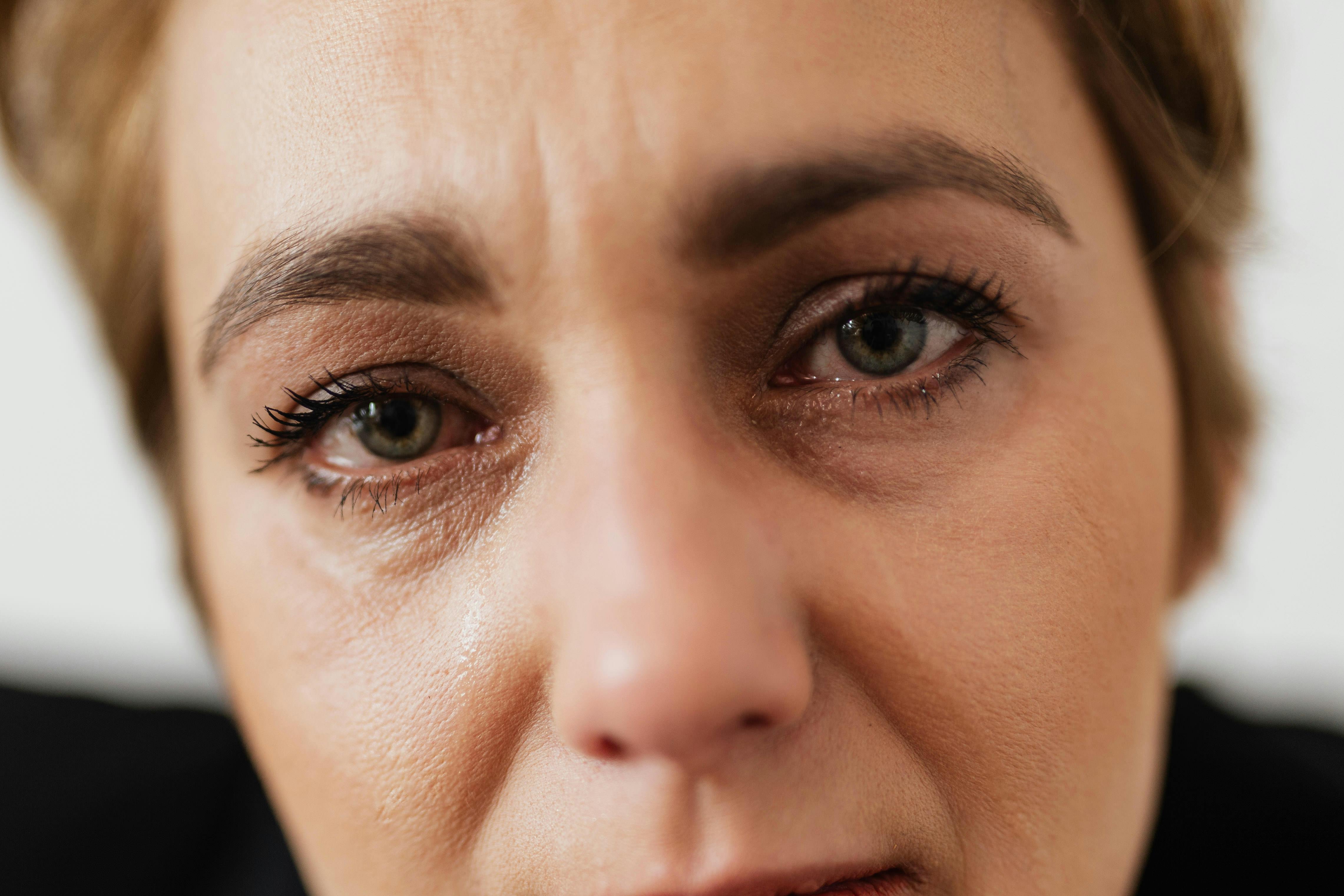 Gros plan sur les yeux larmoyants d'une femme | Source : Pexels