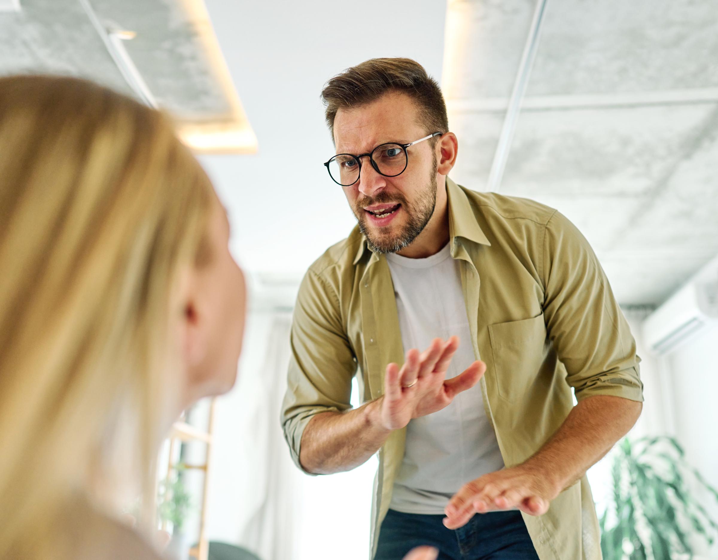 Un couple en train de se disputer | Source : Shutterstock