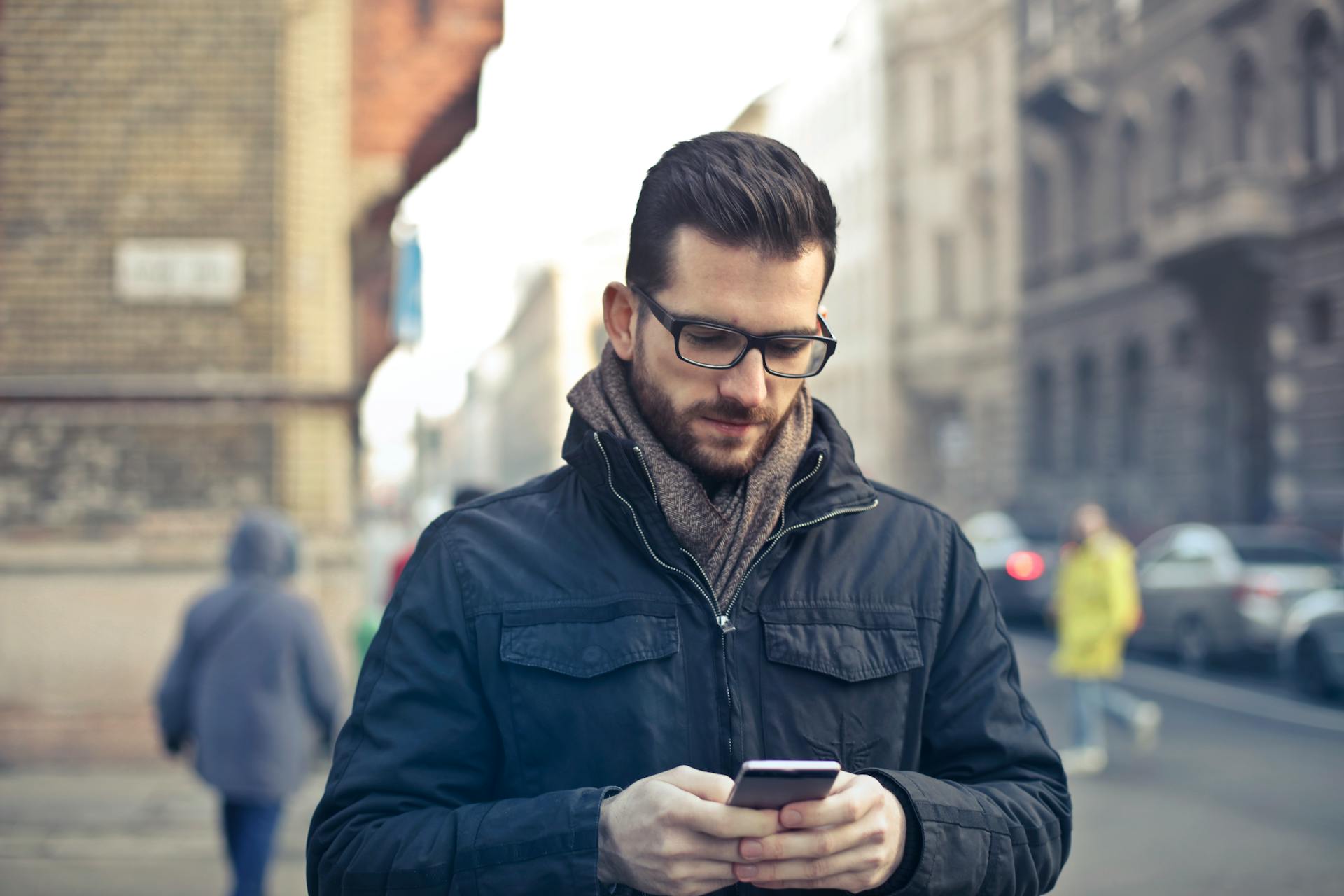 Un homme occupé avec son téléphone | Source : Pexels