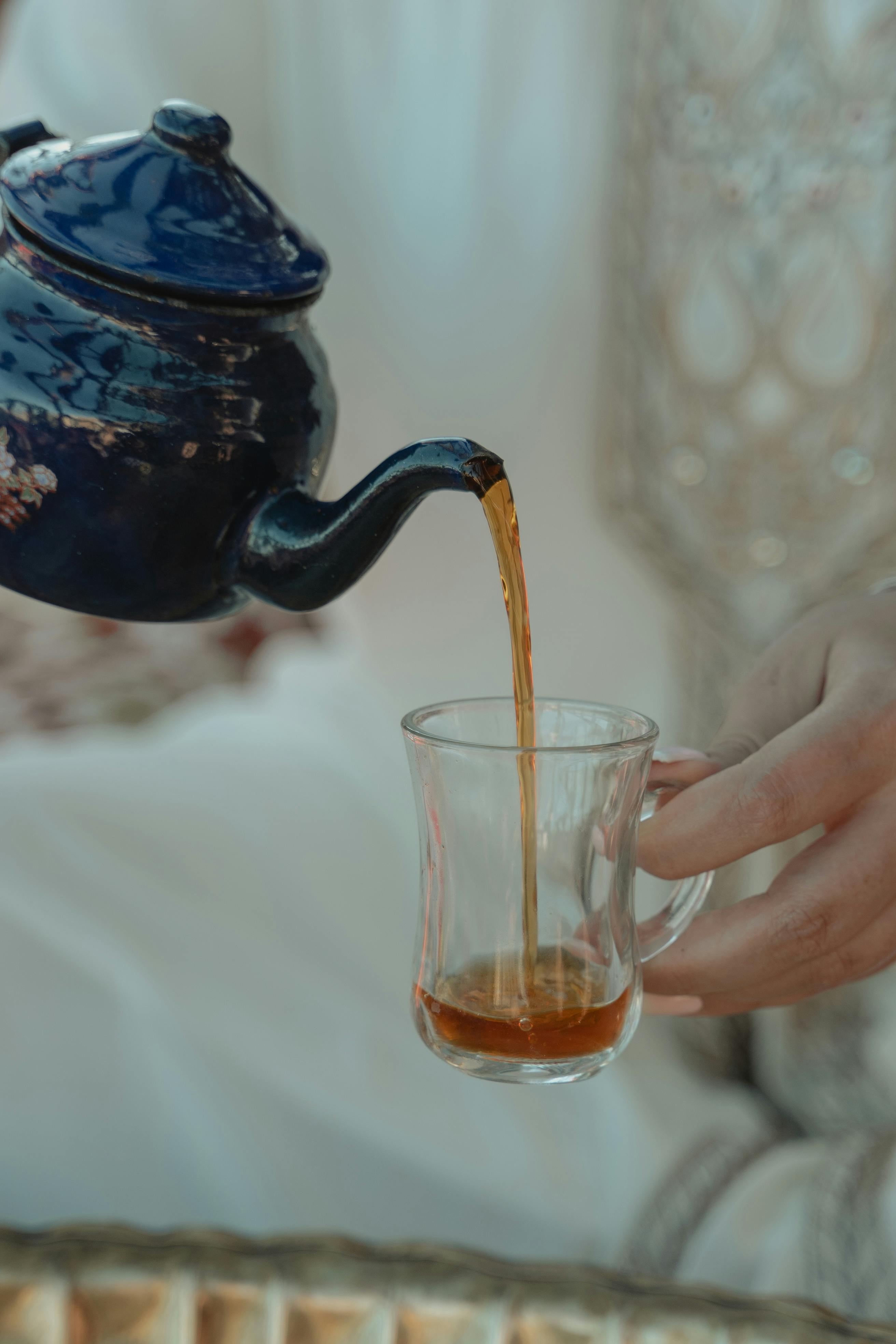 Une femme versant une tasse de thé | Source : Pexels