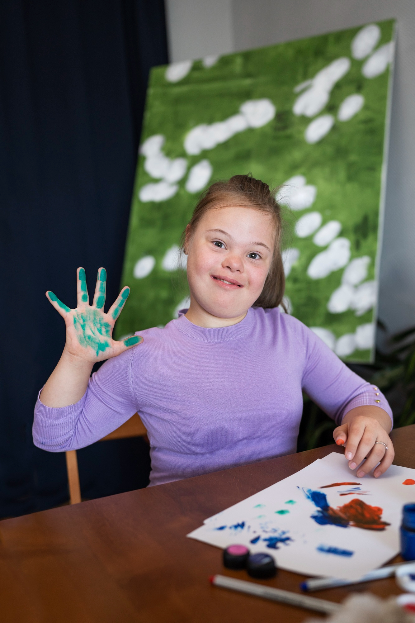Une fille atteinte du syndrome de Down en train de peindre | Source : Freepik