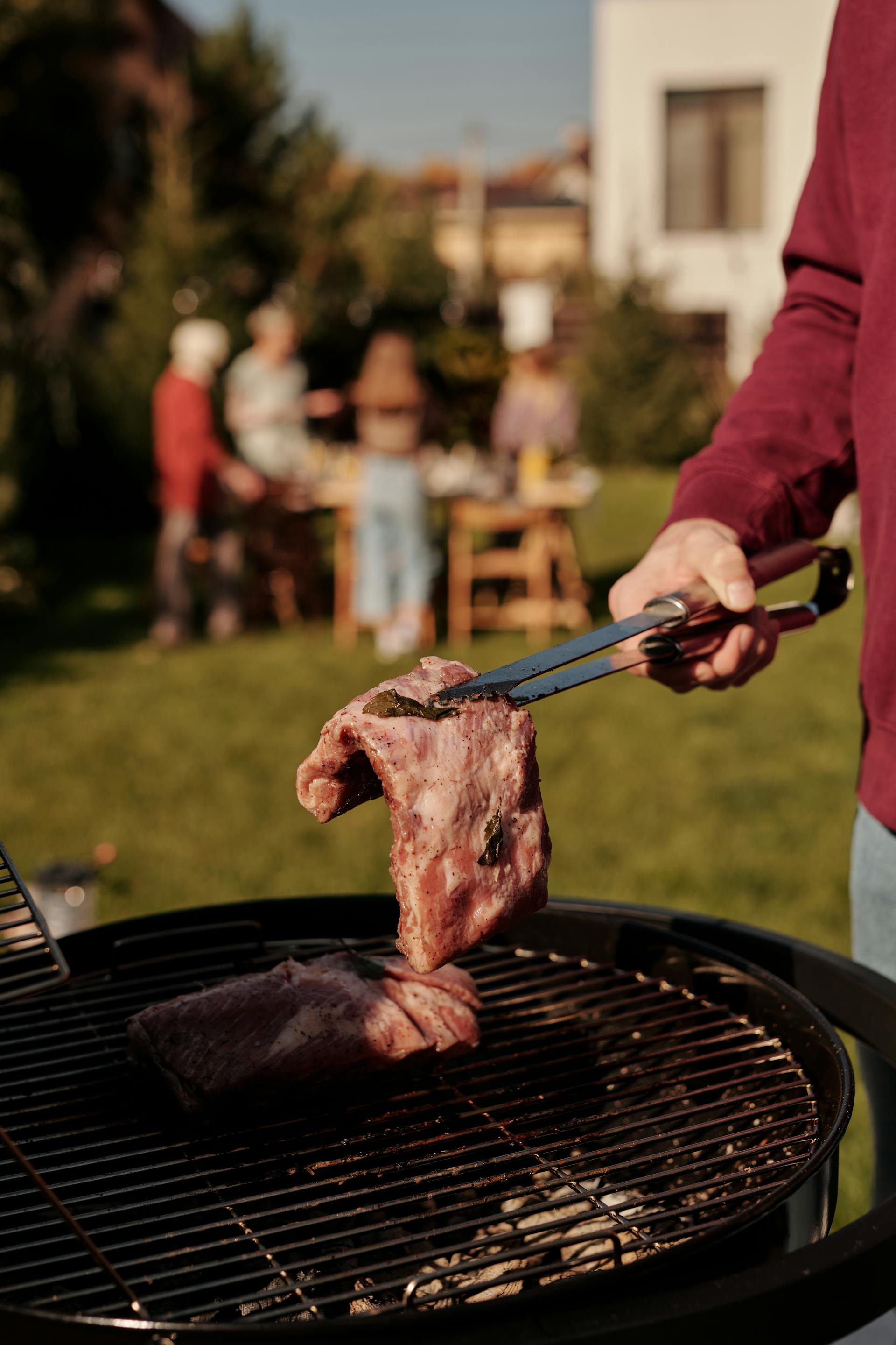 Griller du bœuf | Source : Pexels