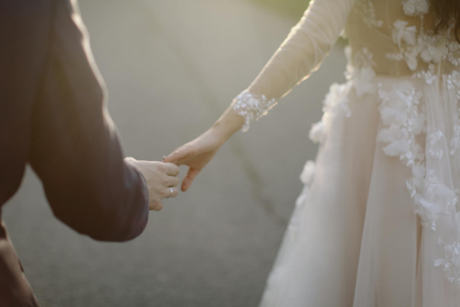 Une mariée et un marié se tenant par la main | Source : Pexels