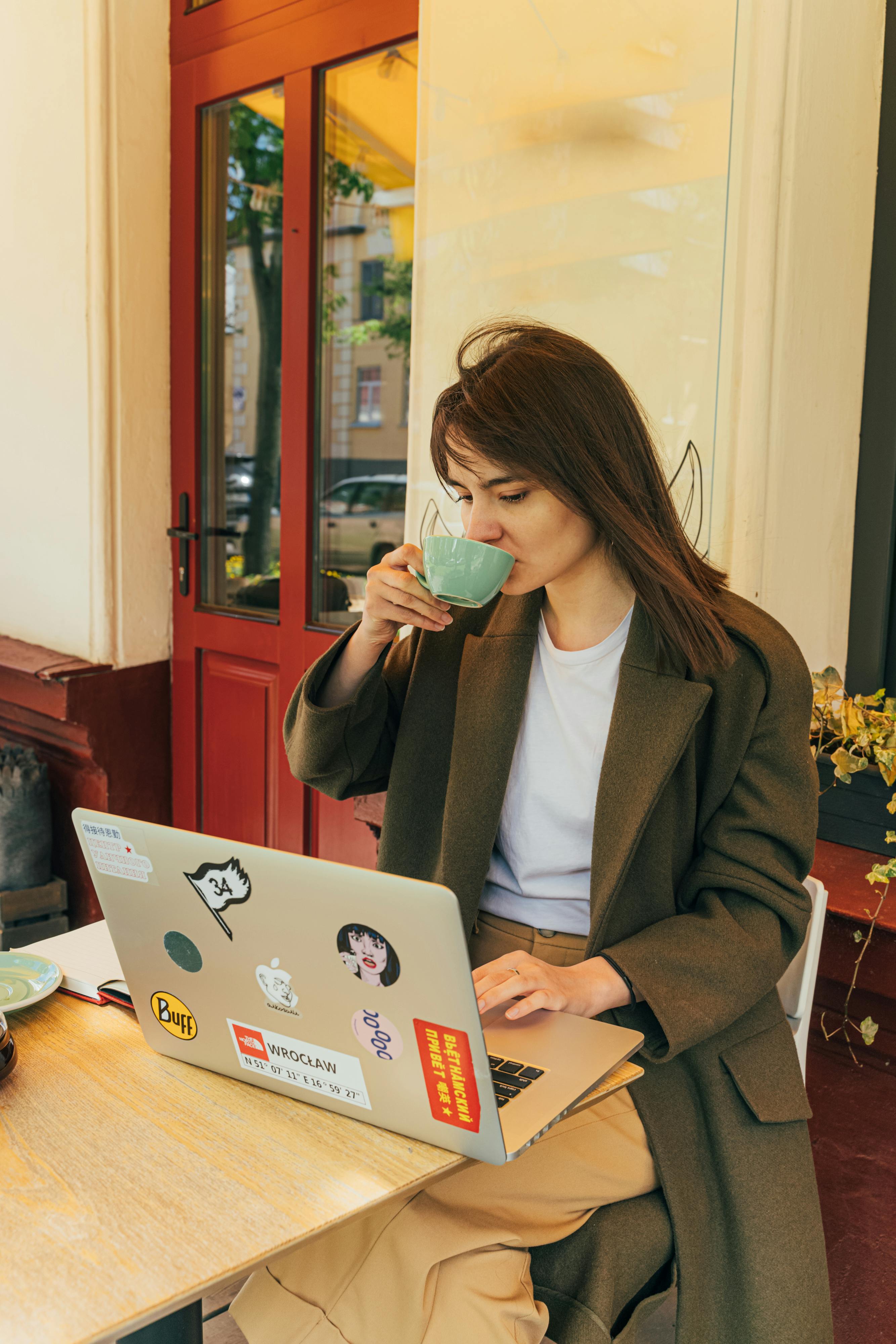 Une femme sirotant un café | Source : Pexels