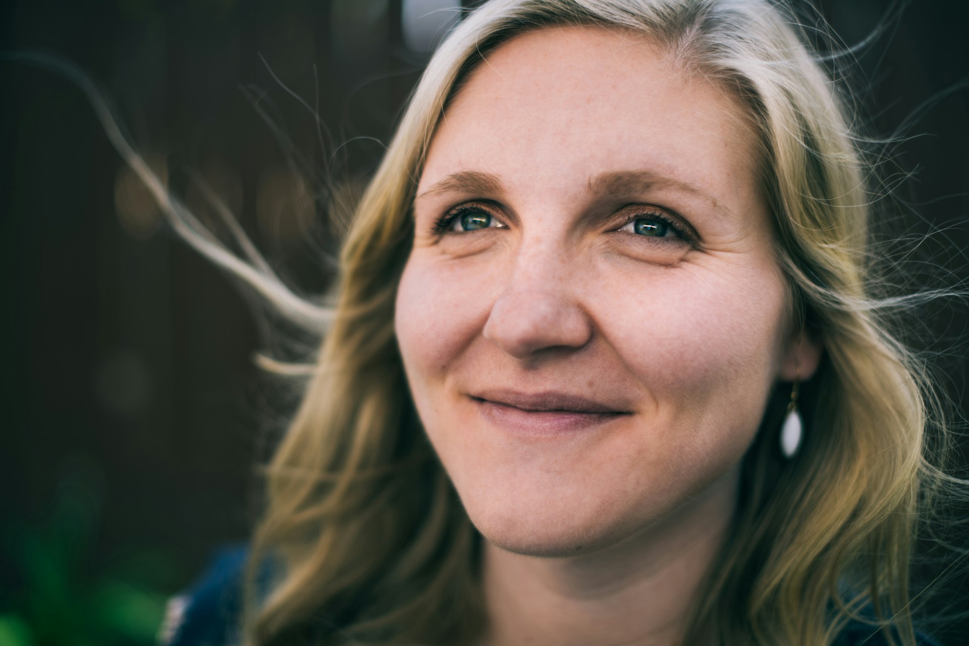Une femme qui sourit à quelqu'un | Source : Unsplash
