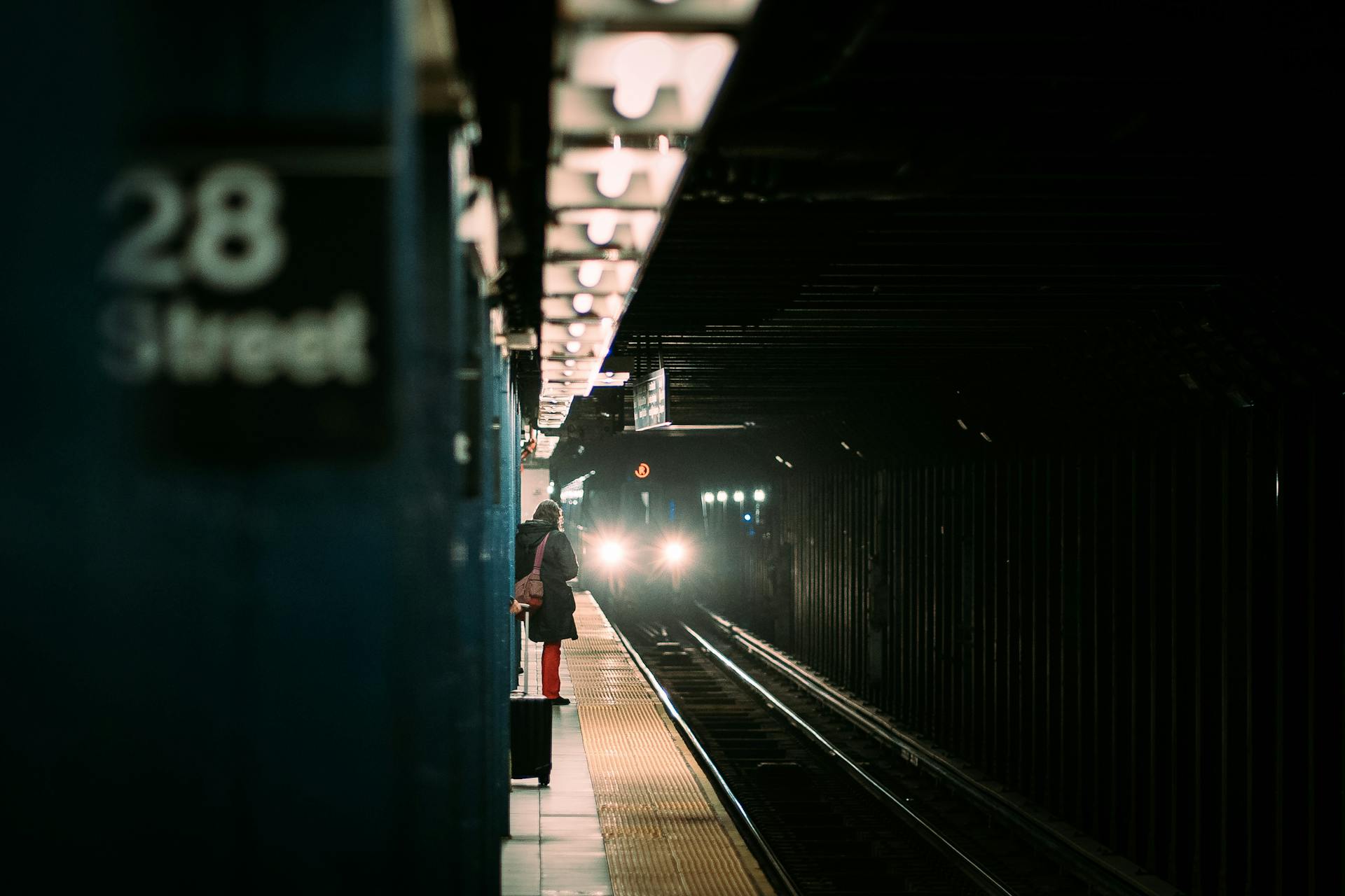 Une femme qui attend une rame de métro | Source : Pexels