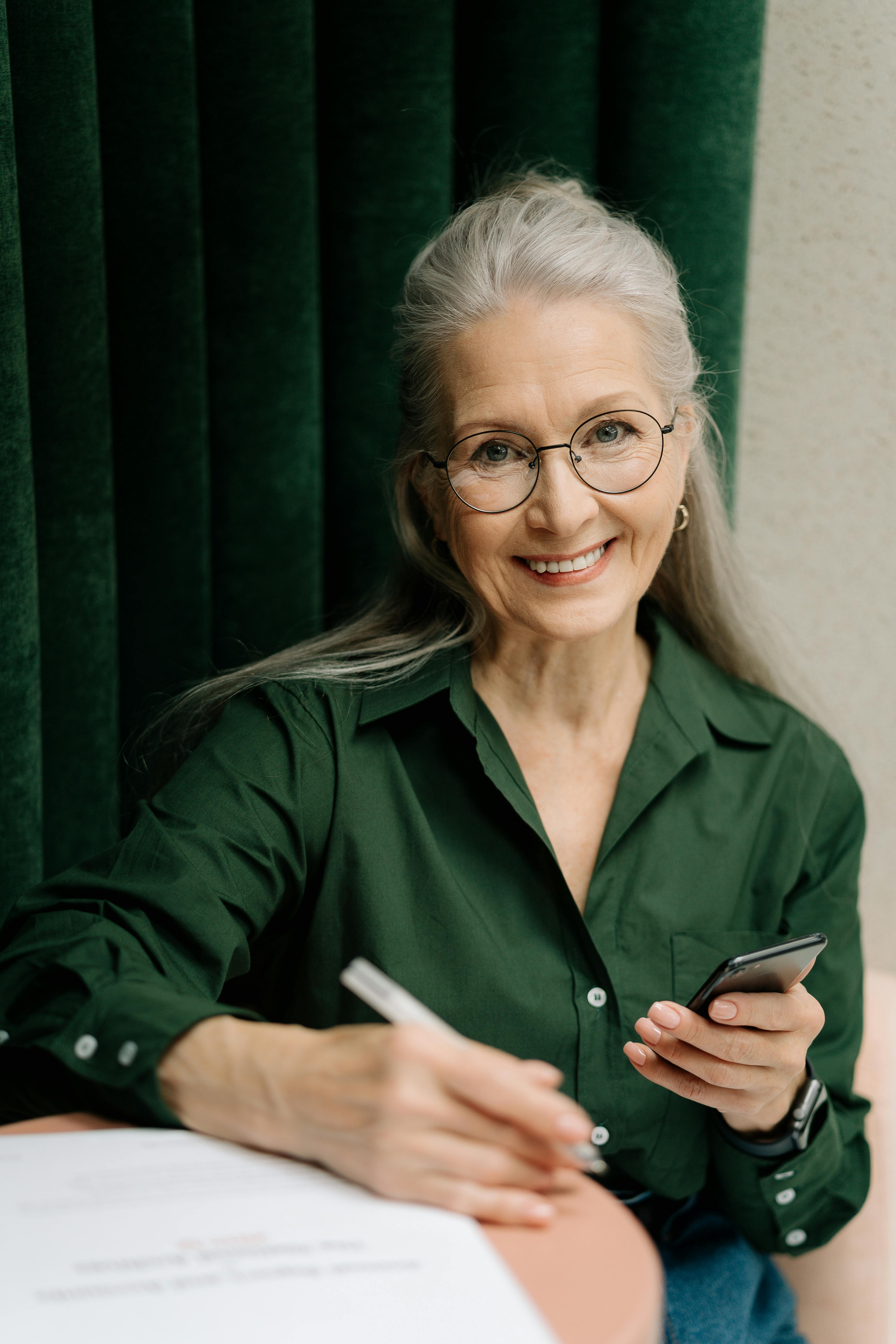 Une femme âgée en train de sourire | Source : Pexels