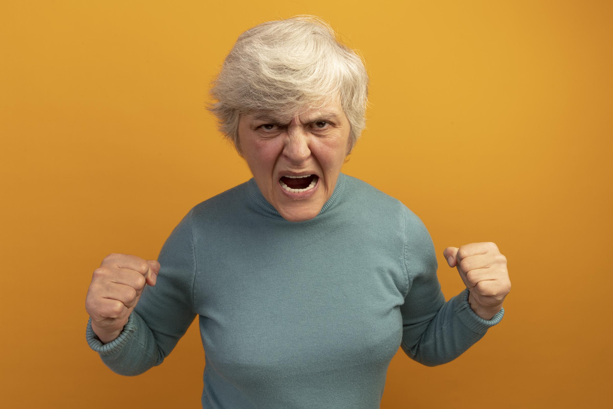 Une femme en colère qui crie | Source : Freepik