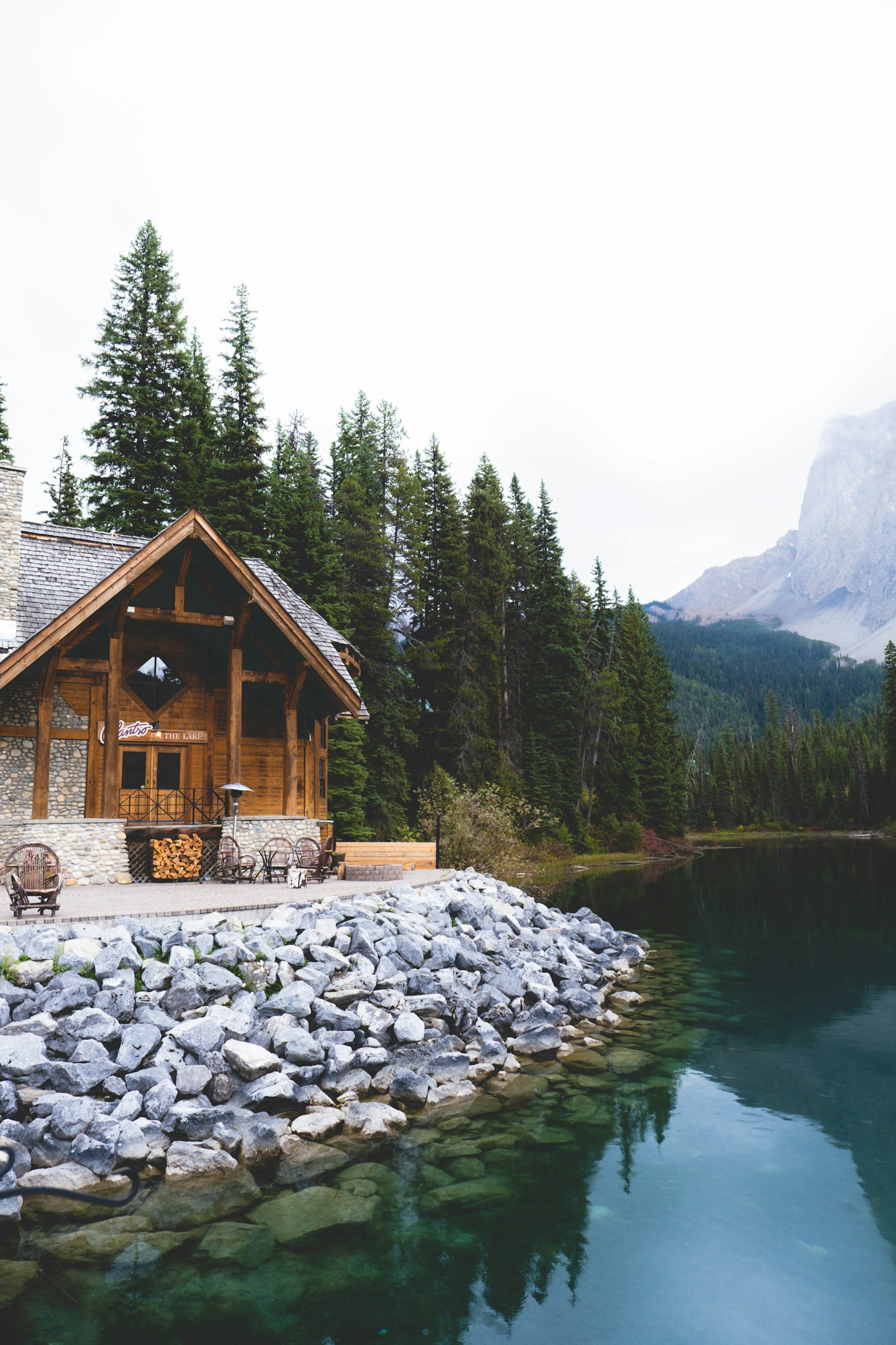 Une cabane au bord du lac | Source : Unsplash