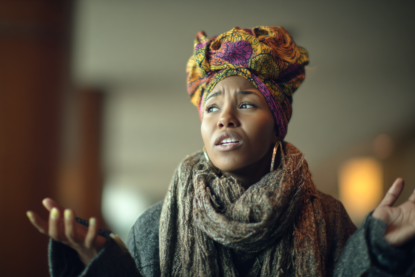 Une femme dans le hall d'un hôtel | Source : Midjourney