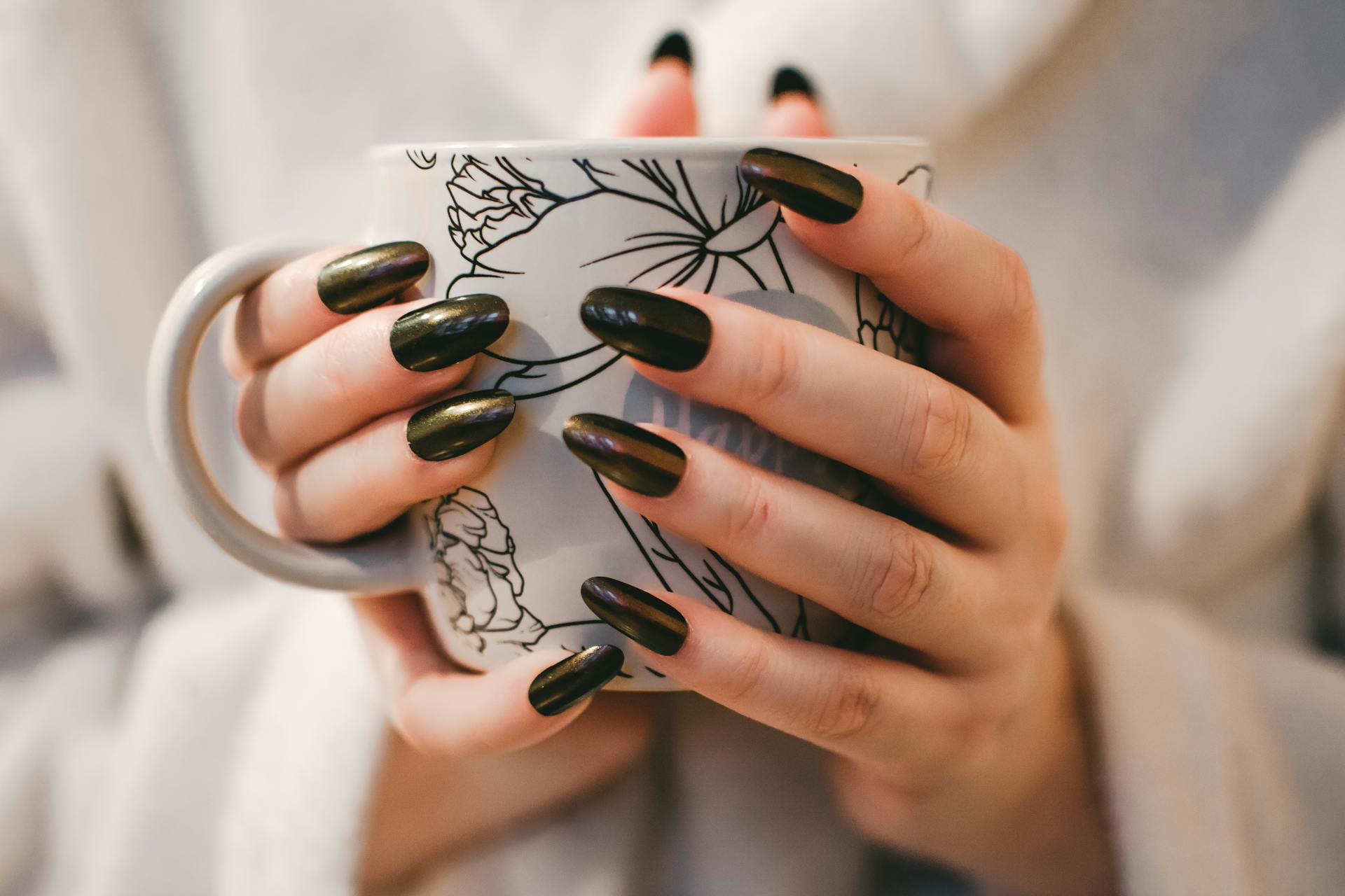 Gros plan d'une femme tenant une tasse | Source : Pexels