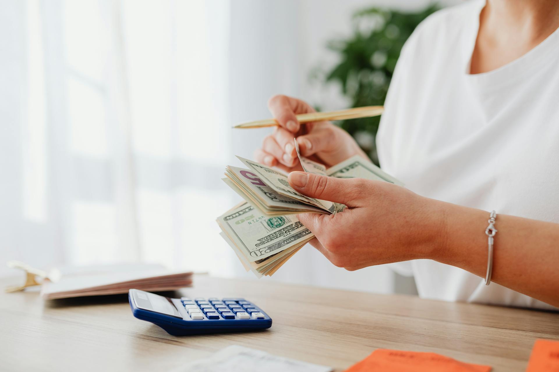 Une femme qui compte de l'argent | Source : Pexels