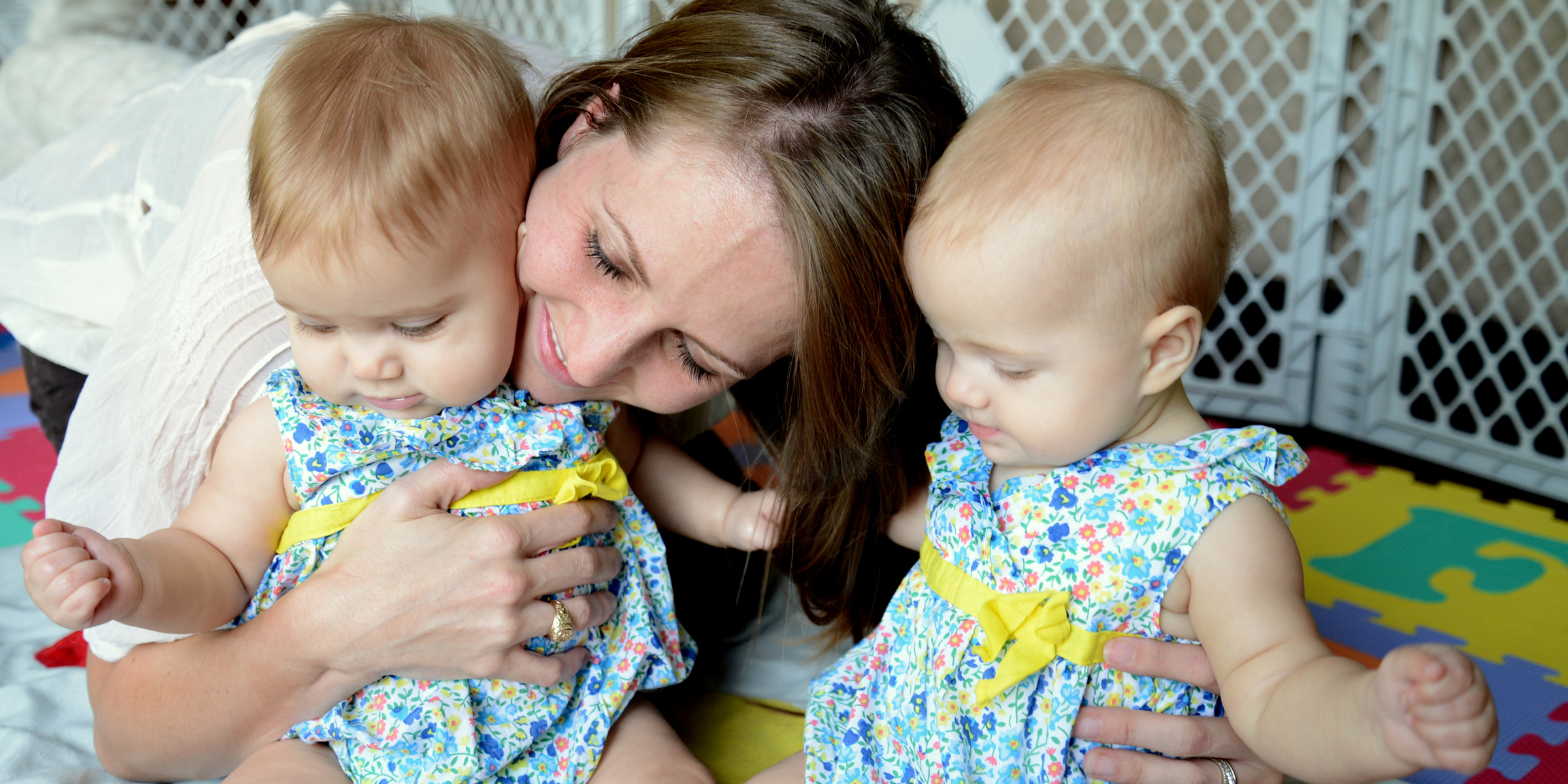 Une femme tenant des bébés | Source : Flickr