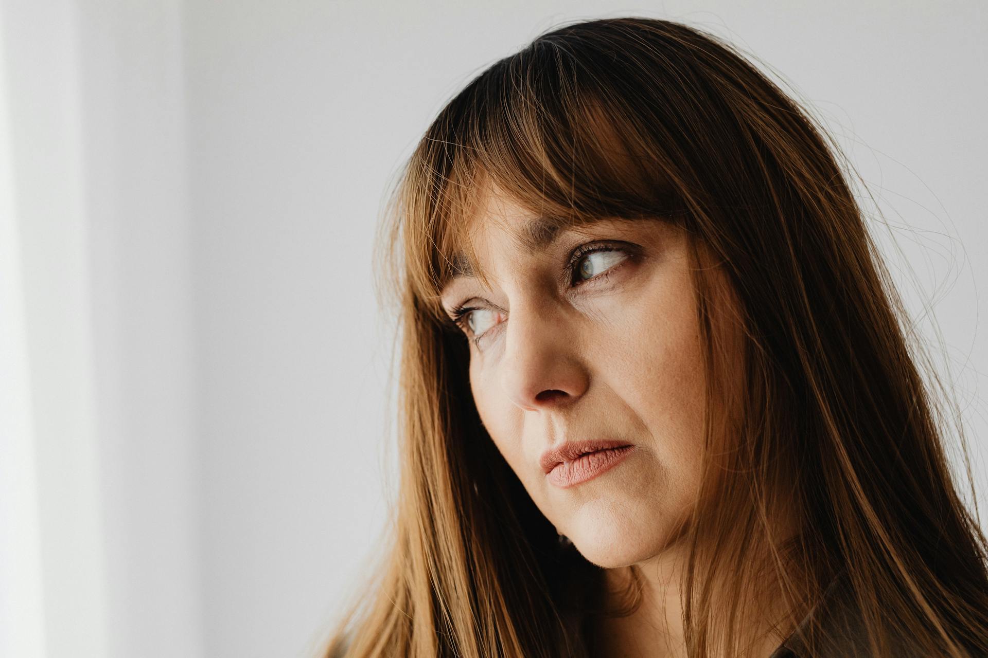 Une femme qui regarde fixement | Source : Pexels