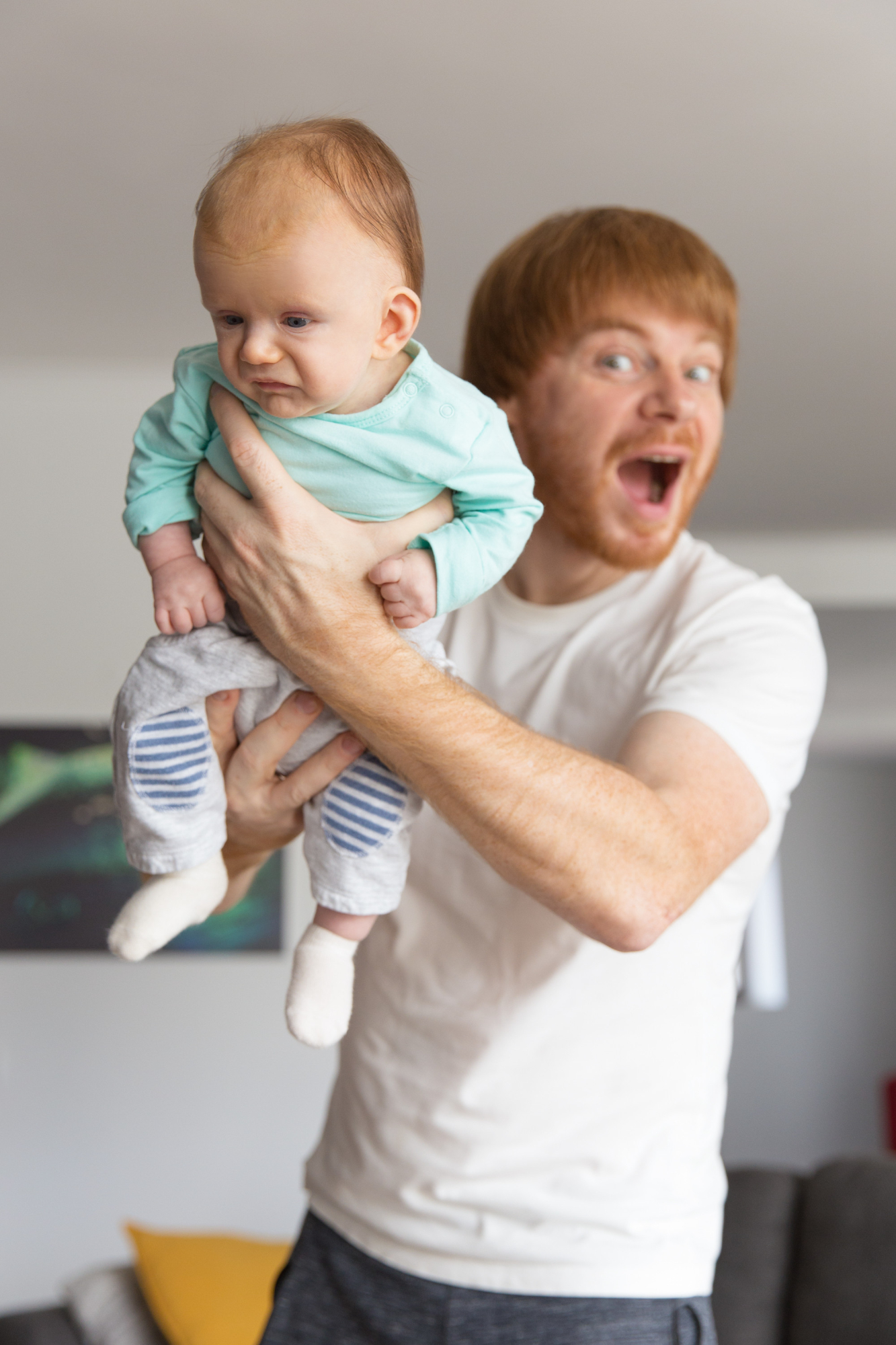 Un homme bouleversé qui remet un bébé | Source : Freepik