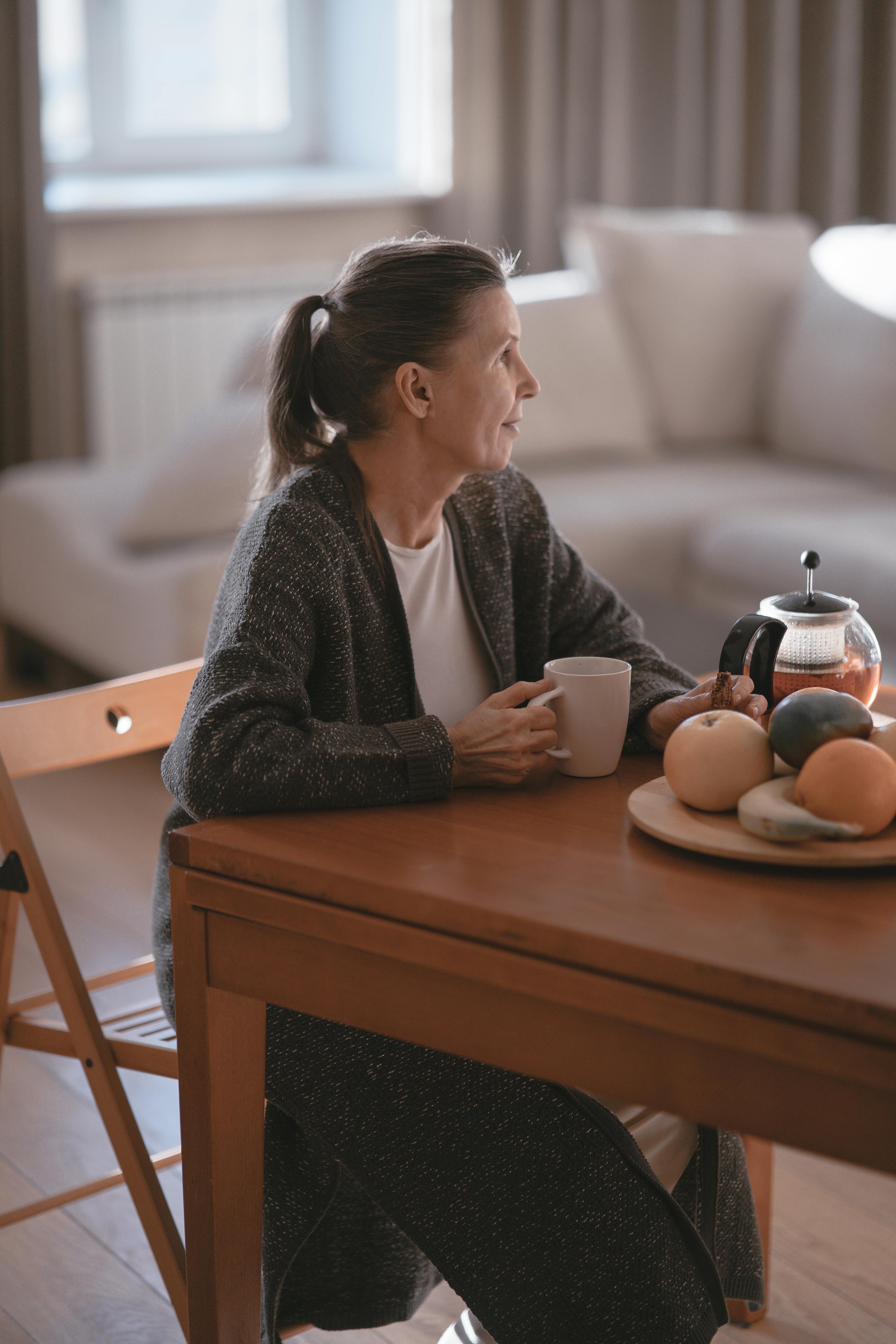 Une femme assise à une table de cuisine | Source : Pexels