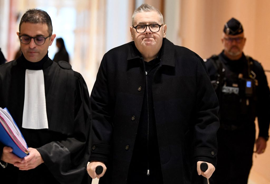 L'ancien journaliste sportif français Pierre Ménès (à droite) arrive au tribunal avec son avocat Arash Derambarsh (à gauche) pour l'ouverture de son procès pour agressions sexuelles commises en 2021 et 2018, à Paris, le 8 mars 2023 I Source : Getty Images