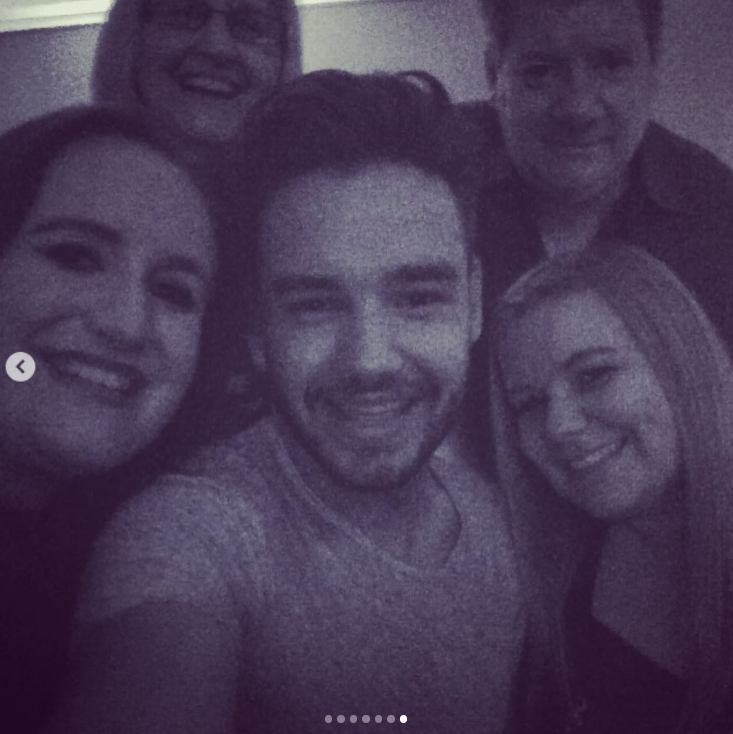 Liam Payne souriant avec des membres de sa famille lors d'une rencontre décontractée. | Source : Instagram/@np2788